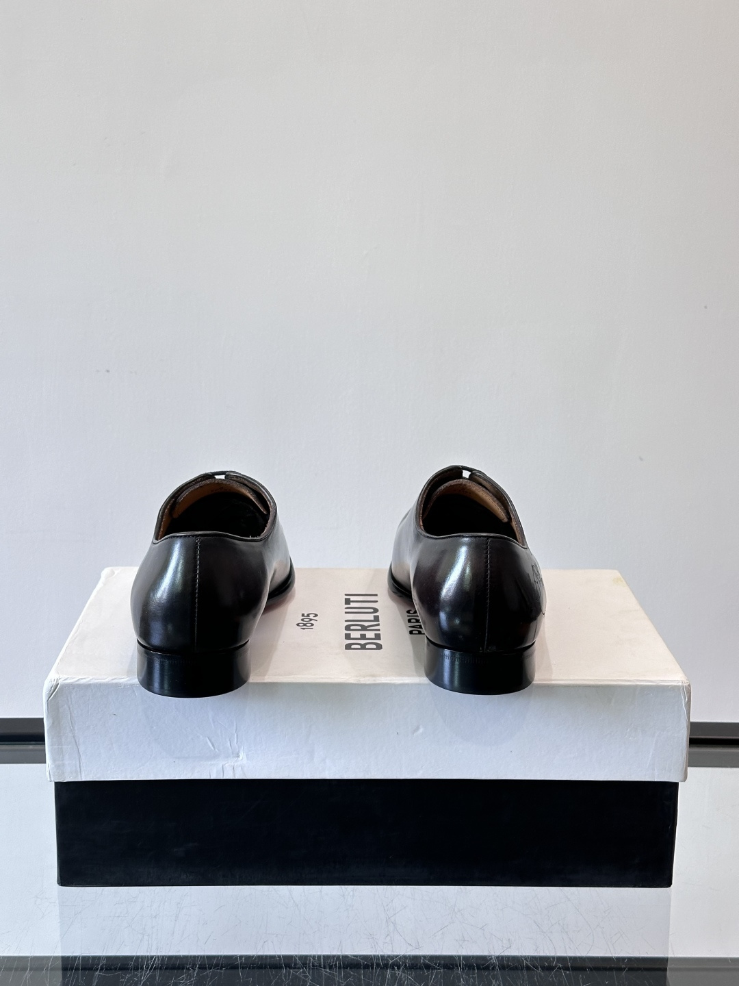 BERLUTI布鲁提男士商务正装皮鞋采用黑色光面软皮，鞋型修长，低调简约，适合搭配西装或休闲西裤。鞋底为