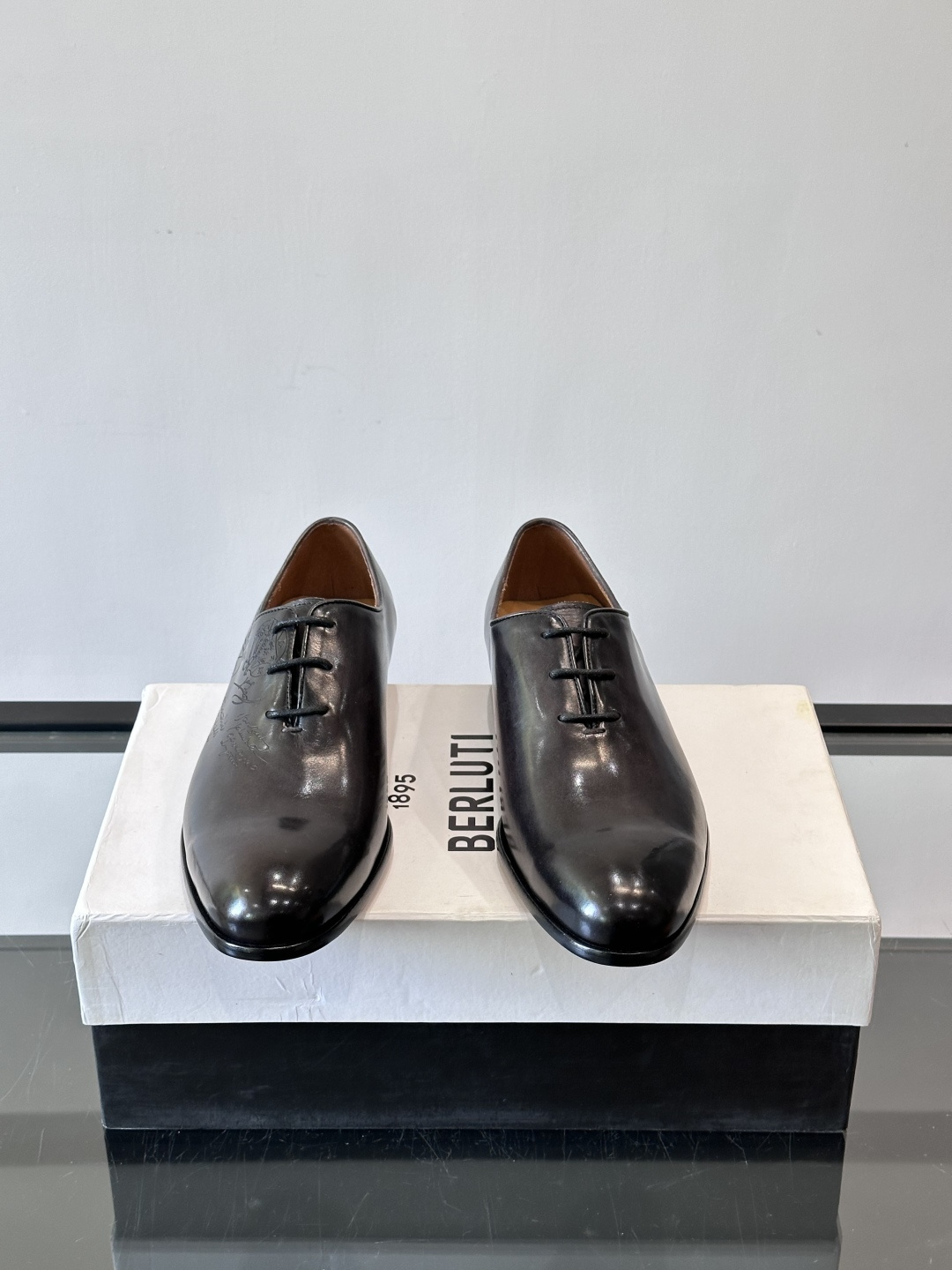 BERLUTI布鲁提男士商务正装皮鞋采用黑色光面软皮，鞋型修长，低调简约，适合搭配西装或休闲西裤。鞋底为