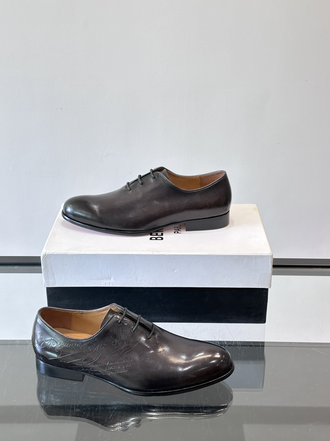 BERLUTI布鲁提男士商务正装皮鞋采用黑色光面软皮，鞋型修长，低调简约，适合搭配西装或休闲西裤。鞋底为