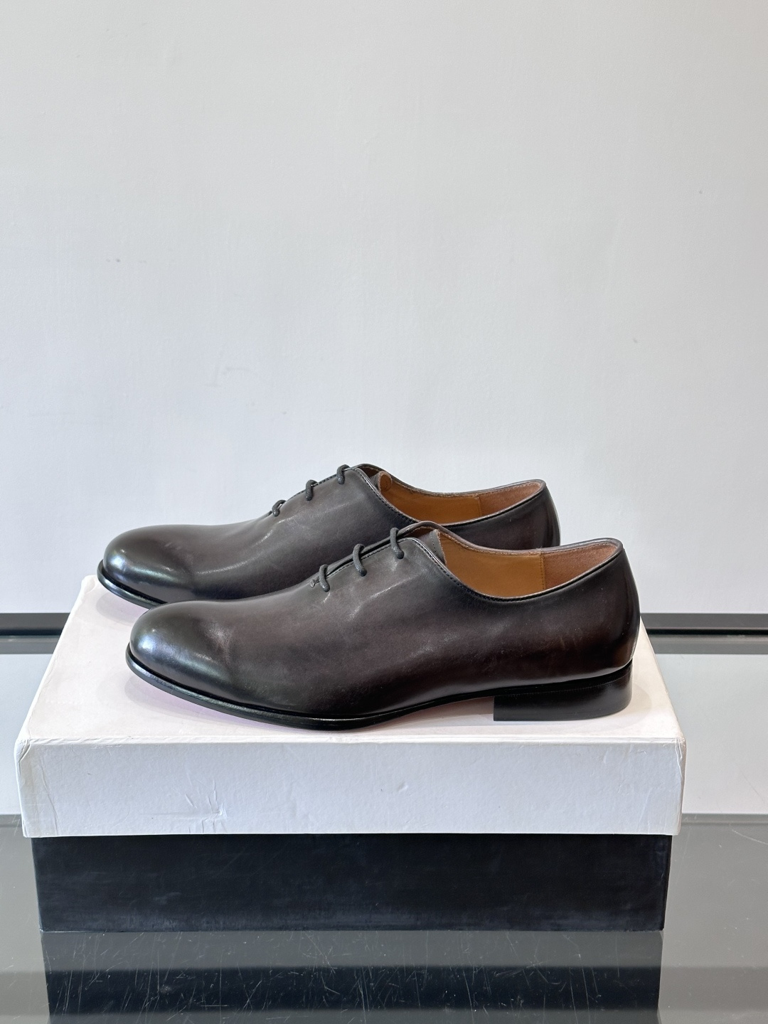 BERLUTI布鲁提男士商务正装皮鞋采用黑色光面软皮，鞋型修长，低调简约，适合搭配西装或休闲西裤。鞋底为