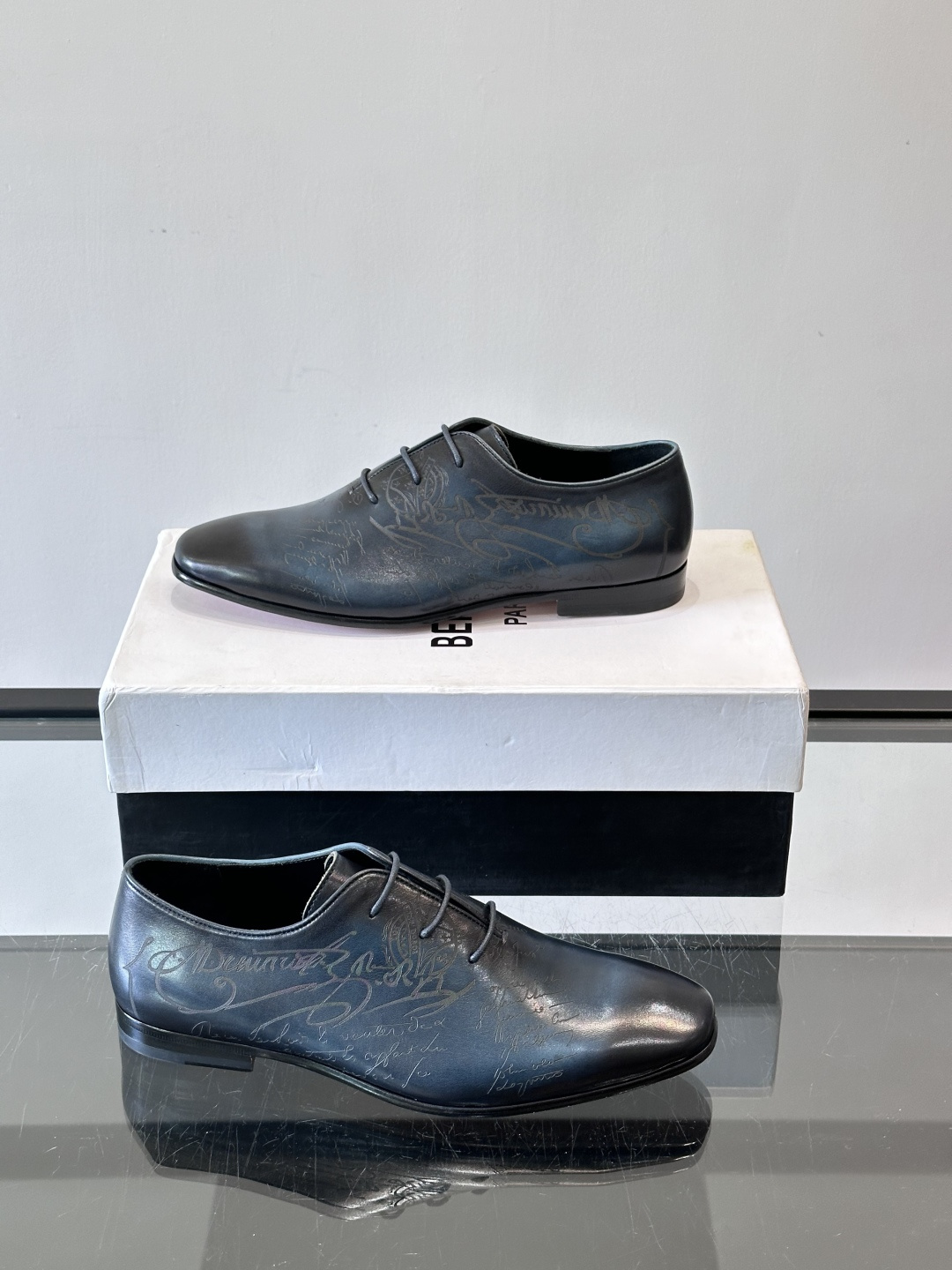 BERLUTI布鲁提男士商务正装皮鞋采用黑色光面软皮，鞋型修长，低调简约，适合搭配西装或休闲西裤。鞋底为