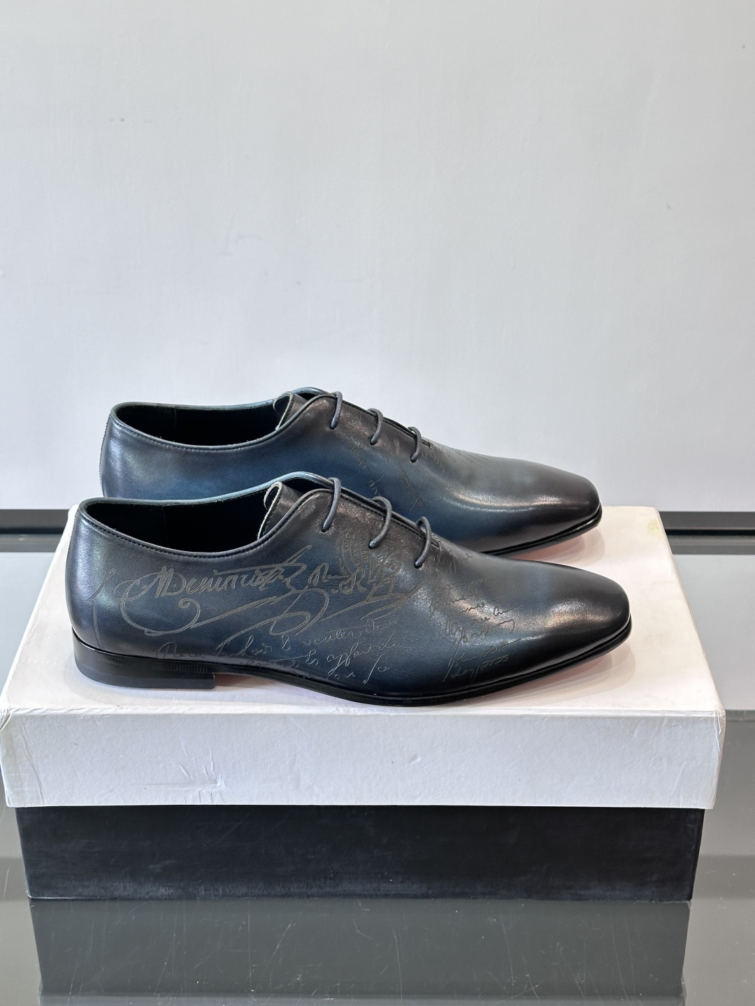 BERLUTI布鲁提男士商务正装皮鞋采用黑色光面软皮，鞋型修长，低调简约，适合搭配西装或休闲西裤。鞋底为