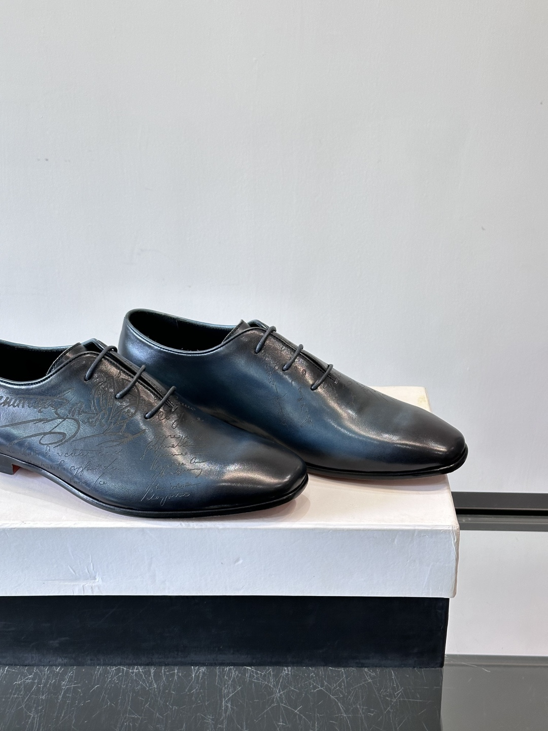 BERLUTI布鲁提男士商务正装皮鞋采用黑色光面软皮，鞋型修长，低调简约，适合搭配西装或休闲西裤。鞋底为