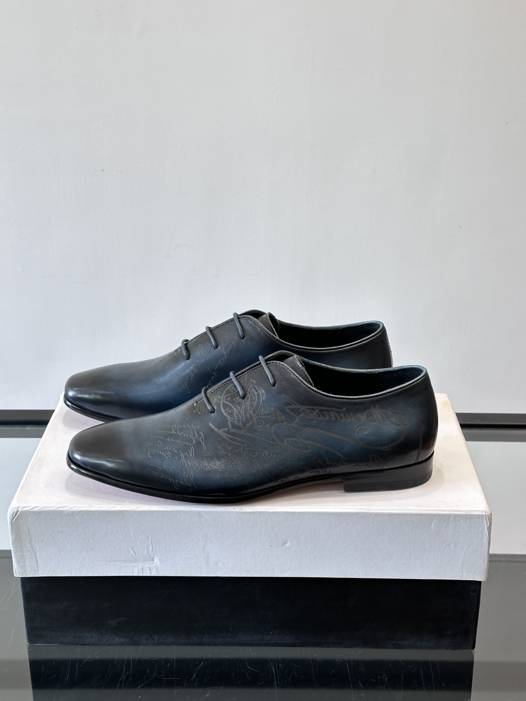 BERLUTI布鲁提男士商务正装皮鞋采用黑色光面软皮，鞋型修长，低调简约，适合搭配西装或休闲西裤。鞋底为