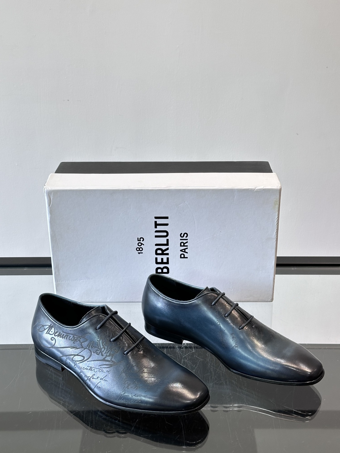 BERLUTI布鲁提男士商务正装皮鞋采用黑色光面软皮，鞋型修长，低调简约，适合搭配西装或休闲西裤。鞋底为