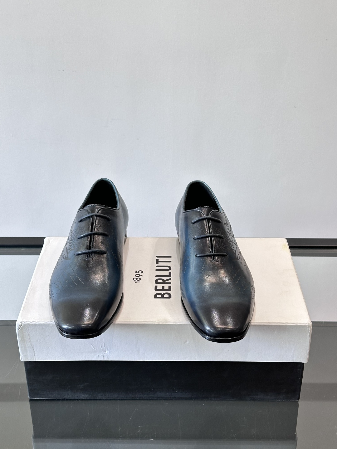 BERLUTI布鲁提男士商务正装皮鞋采用黑色光面软皮，鞋型修长，低调简约，适合搭配西装或休闲西裤。鞋底为