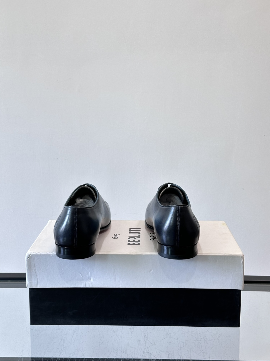 BERLUTI布鲁提男士商务正装皮鞋采用黑色光面软皮，鞋型修长，低调简约，适合搭配西装或休闲西裤。鞋底为