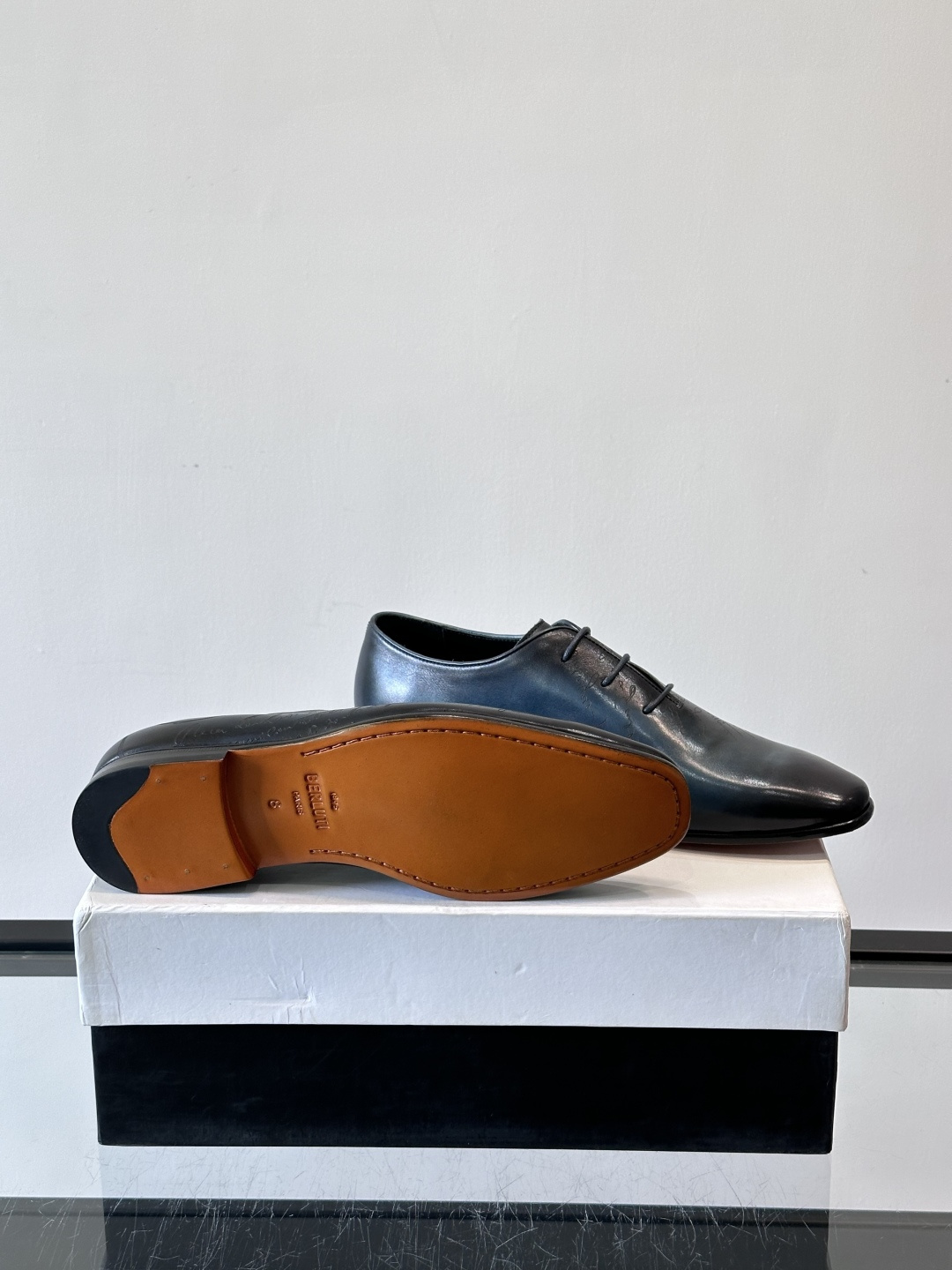 BERLUTI布鲁提男士商务正装皮鞋采用黑色光面软皮，鞋型修长，低调简约，适合搭配西装或休闲西裤。鞋底为