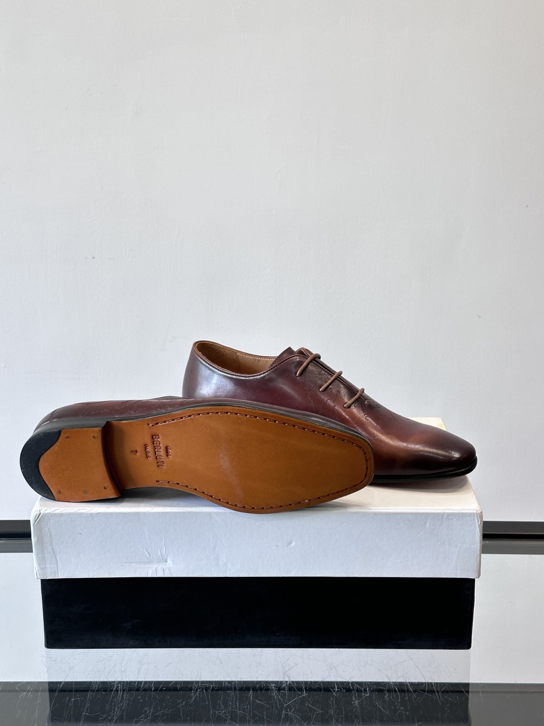 BERLUTI布鲁提男士商务正装皮鞋采用黑色光面软皮，鞋型修长，低调简约，适合搭配西装或休闲西裤。鞋底为