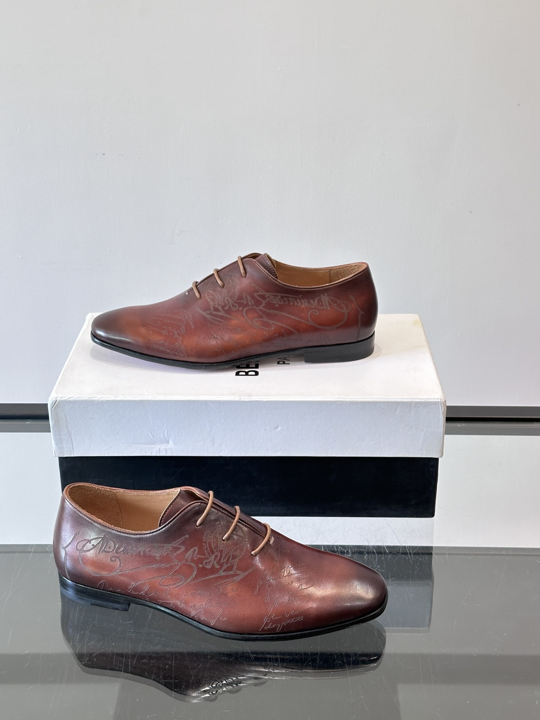 BERLUTI布鲁提男士商务正装皮鞋采用黑色光面软皮，鞋型修长，低调简约，适合搭配西装或休闲西裤。鞋底为