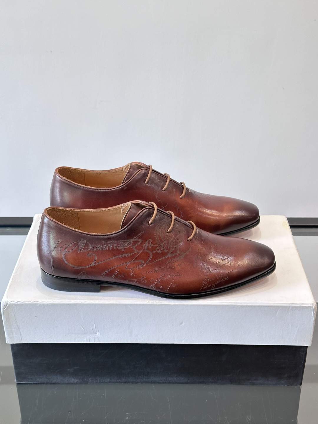 BERLUTI布鲁提男士商务正装皮鞋采用黑色光面软皮，鞋型修长，低调简约，适合搭配西装或休闲西裤。鞋底为