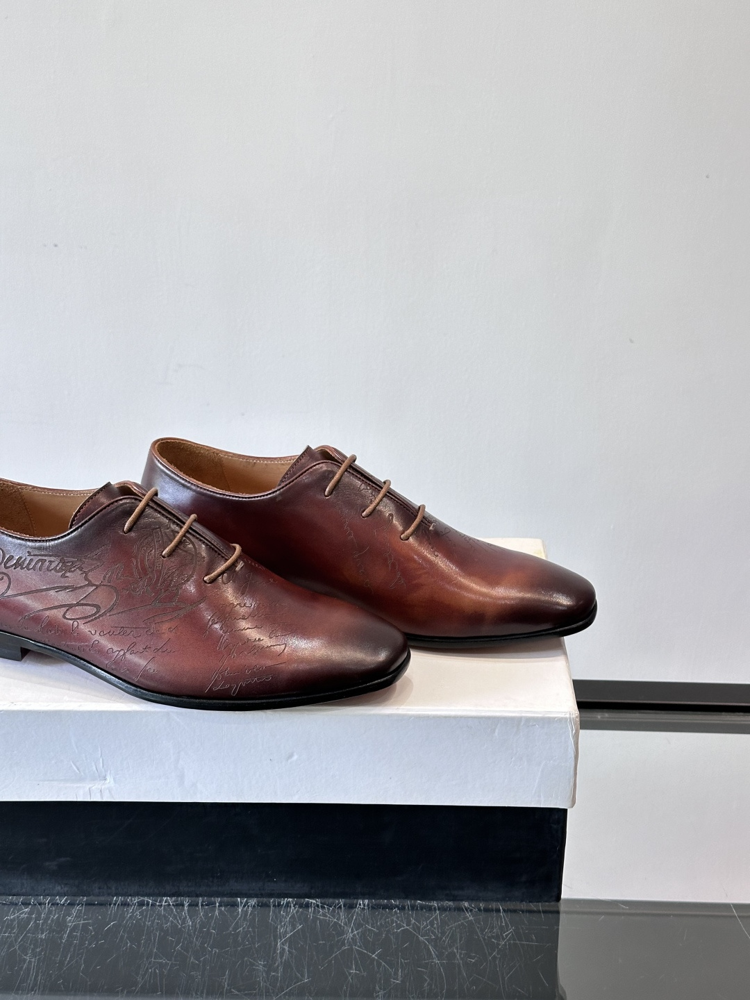 BERLUTI布鲁提男士商务正装皮鞋采用黑色光面软皮，鞋型修长，低调简约，适合搭配西装或休闲西裤。鞋底为