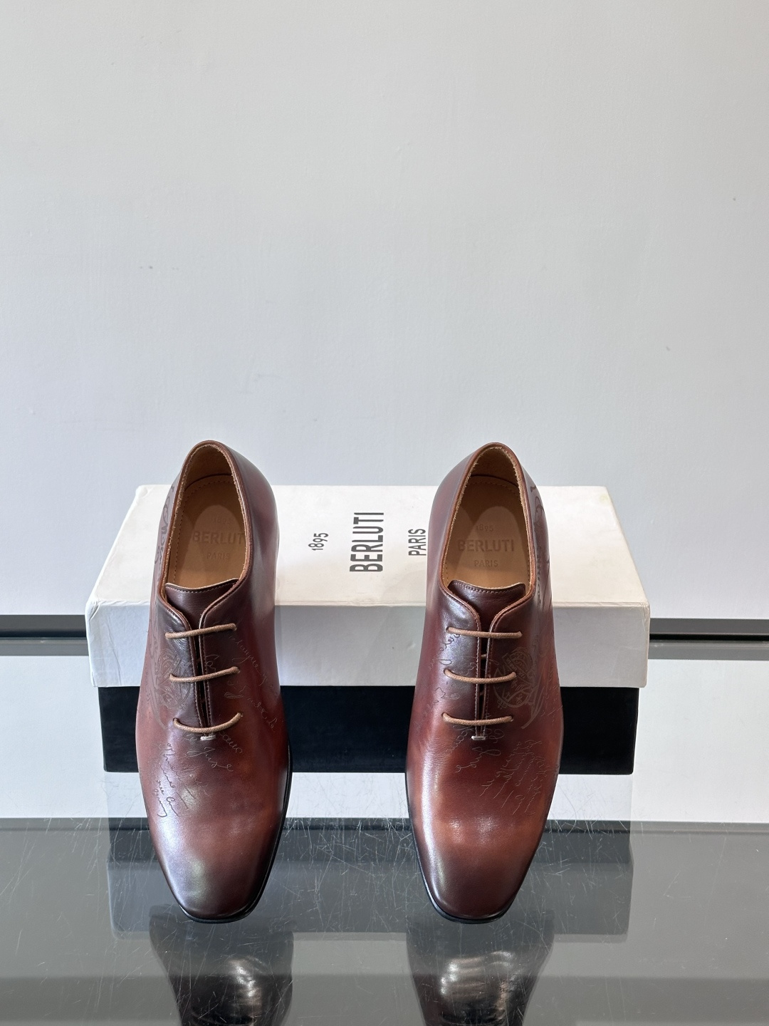 BERLUTI布鲁提男士商务正装皮鞋采用黑色光面软皮，鞋型修长，低调简约，适合搭配西装或休闲西裤。鞋底为