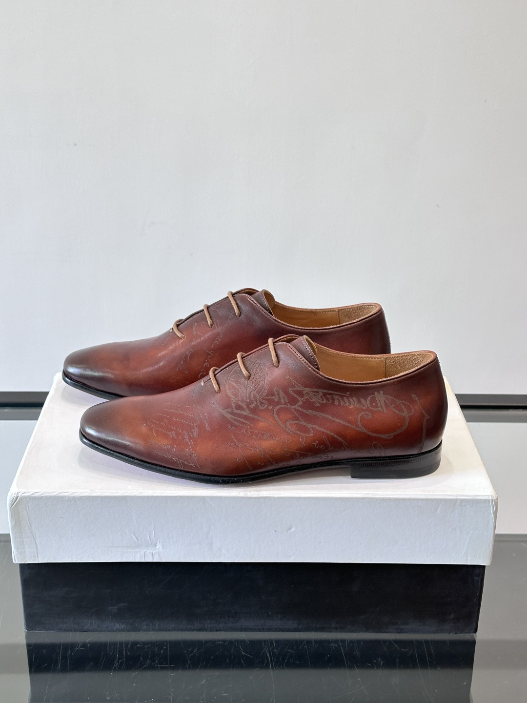 BERLUTI布鲁提男士商务正装皮鞋采用黑色光面软皮，鞋型修长，低调简约，适合搭配西装或休闲西裤。鞋底为