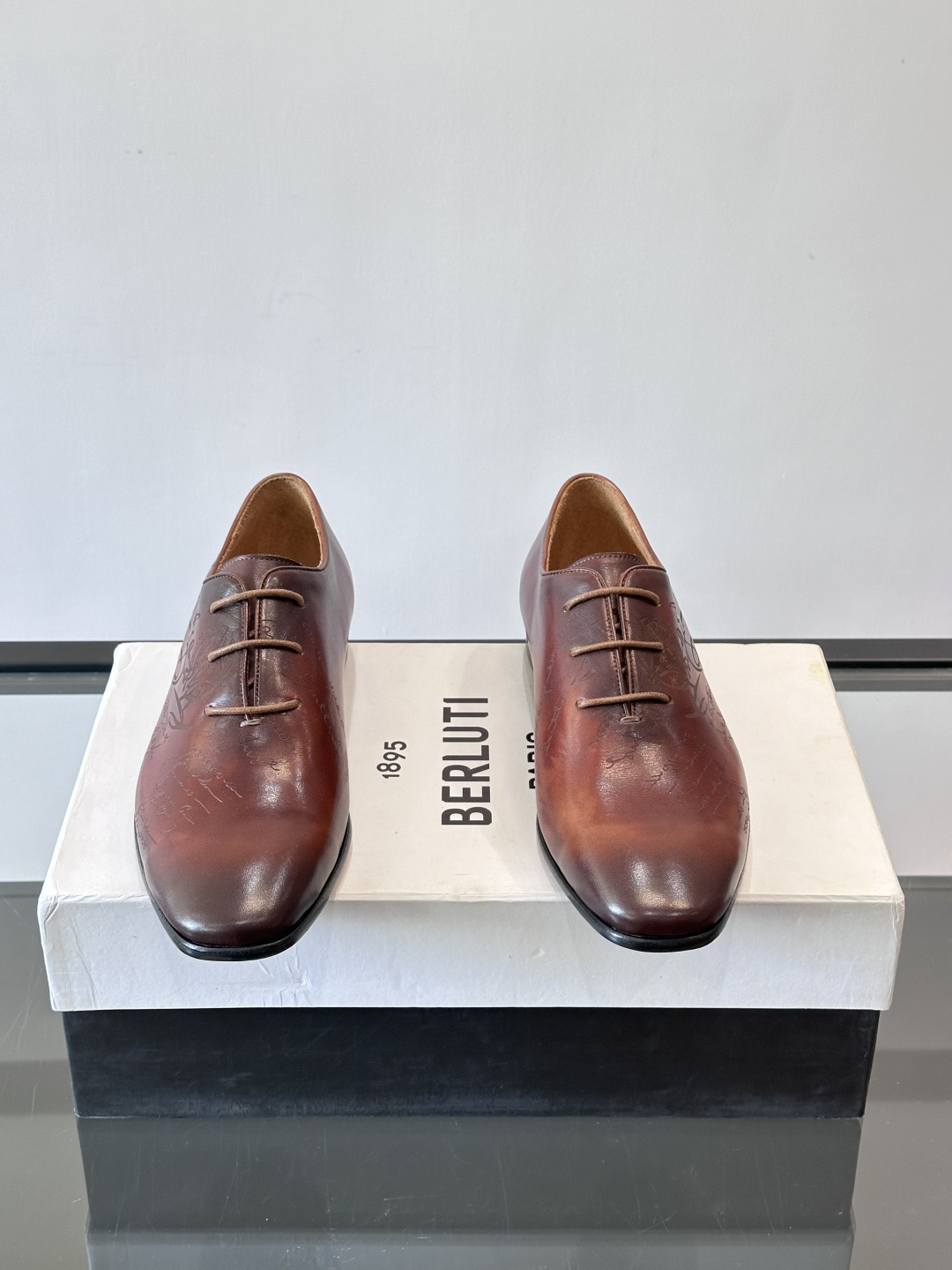 BERLUTI布鲁提男士商务正装皮鞋采用黑色光面软皮，鞋型修长，低调简约，适合搭配西装或休闲西裤。鞋底为