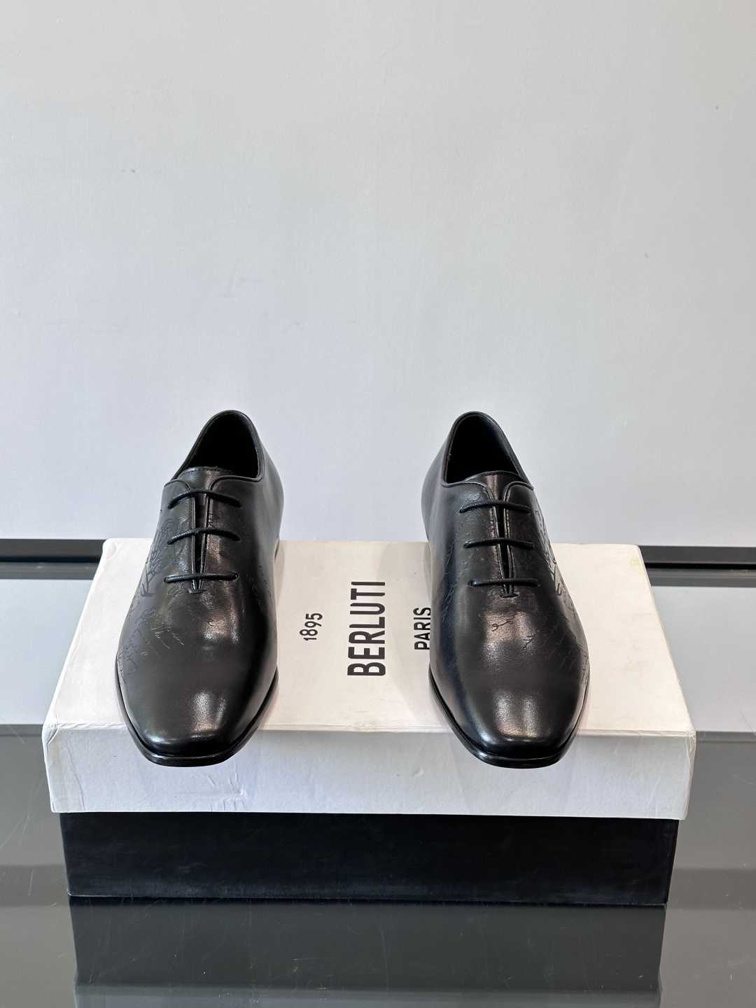 BERLUTI布鲁提男士商务正装皮鞋采用黑色光面软皮，鞋型修长，低调简约，适合搭配西装或休闲西裤。鞋底为