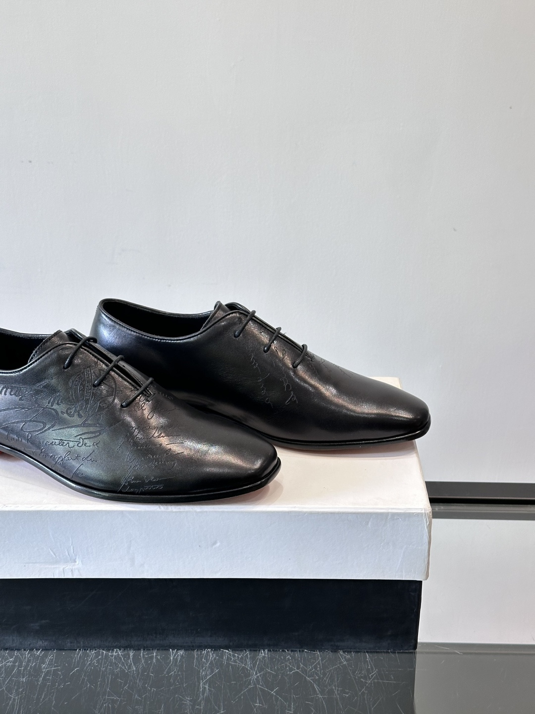 BERLUTI布鲁提男士商务正装皮鞋采用黑色光面软皮，鞋型修长，低调简约，适合搭配西装或休闲西裤。鞋底为