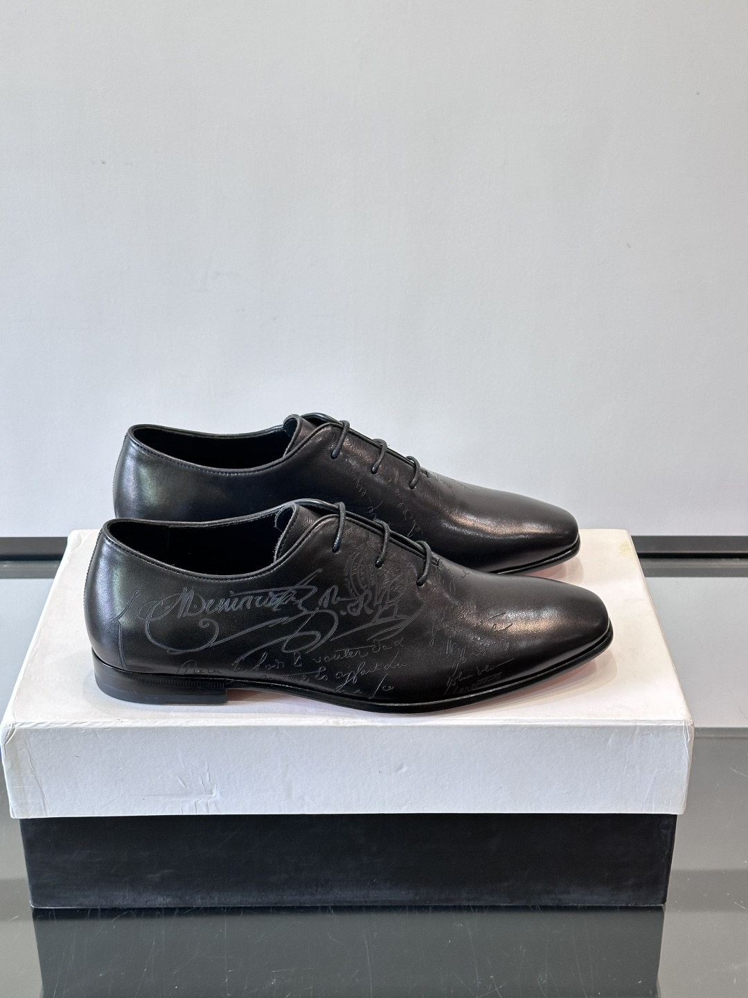 BERLUTI布鲁提男士商务正装皮鞋采用黑色光面软皮，鞋型修长，低调简约，适合搭配西装或休闲西裤。鞋底为