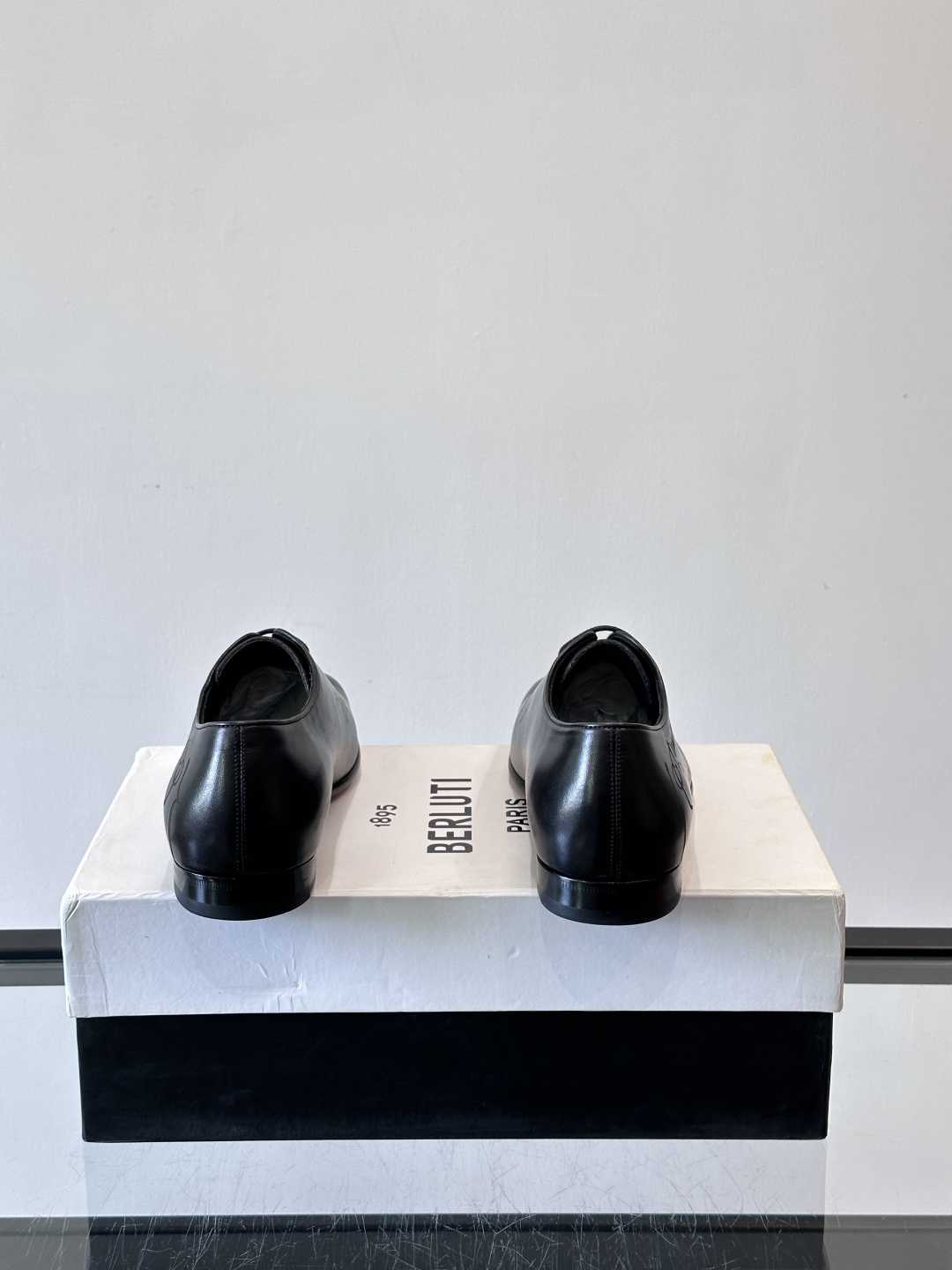 BERLUTI布鲁提男士商务正装皮鞋采用黑色光面软皮，鞋型修长，低调简约，适合搭配西装或休闲西裤。鞋底为