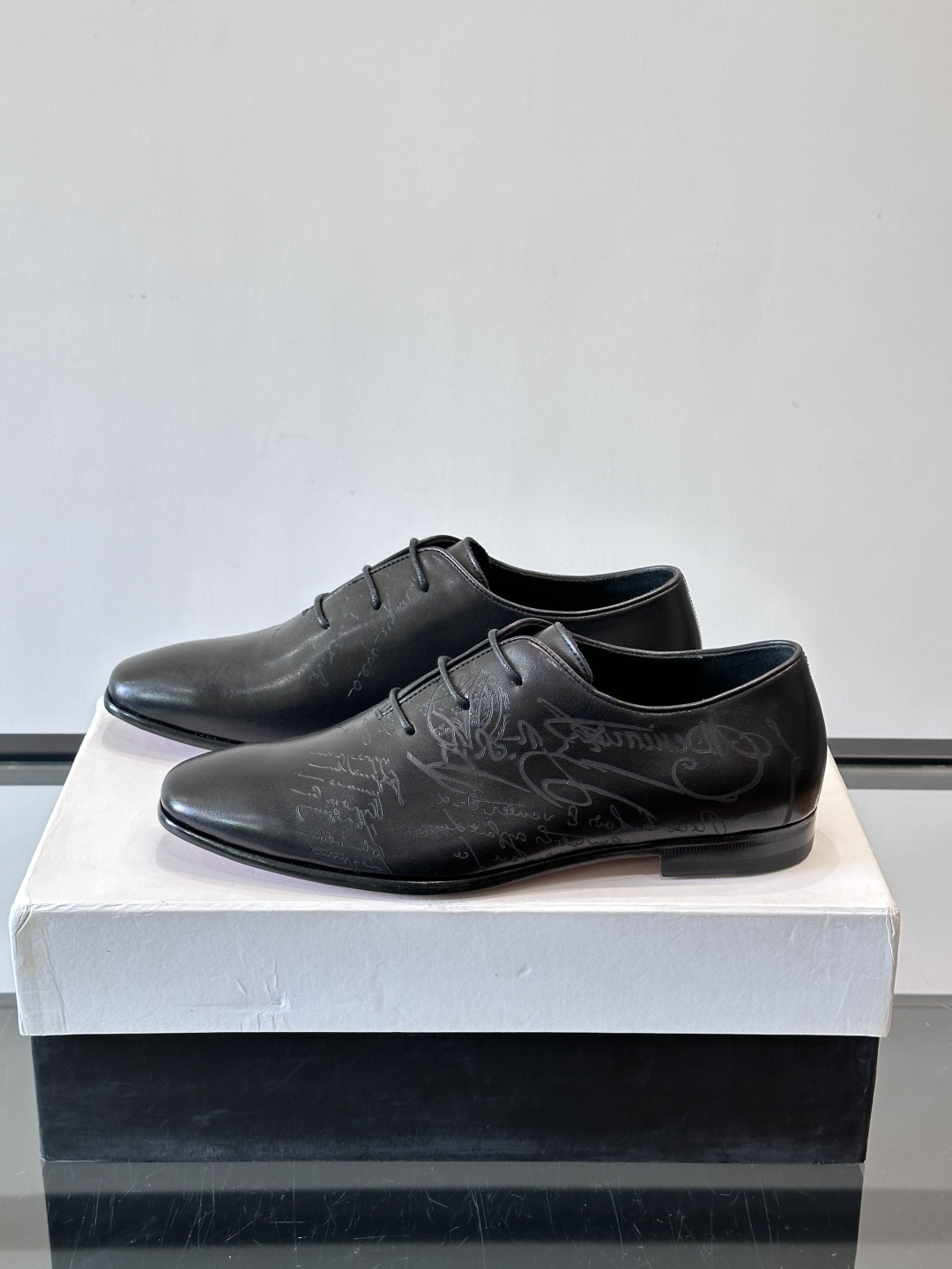 BERLUTI布鲁提男士商务正装皮鞋采用黑色光面软皮，鞋型修长，低调简约，适合搭配西装或休闲西裤。鞋底为