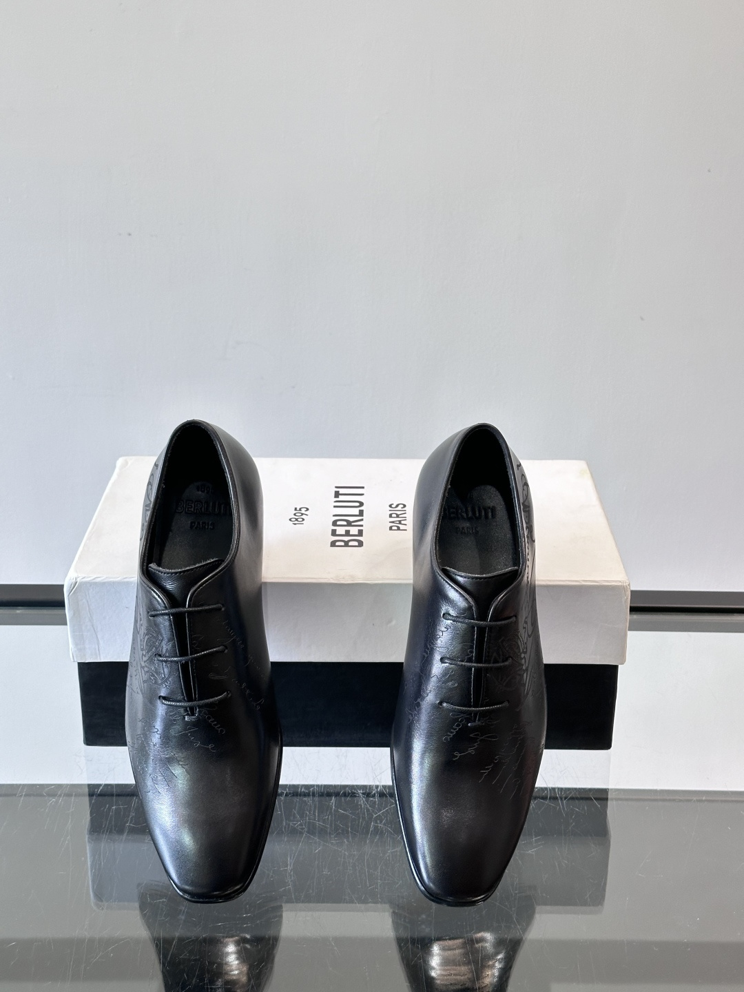 BERLUTI布鲁提男士商务正装皮鞋采用黑色光面软皮，鞋型修长，低调简约，适合搭配西装或休闲西裤。鞋底为