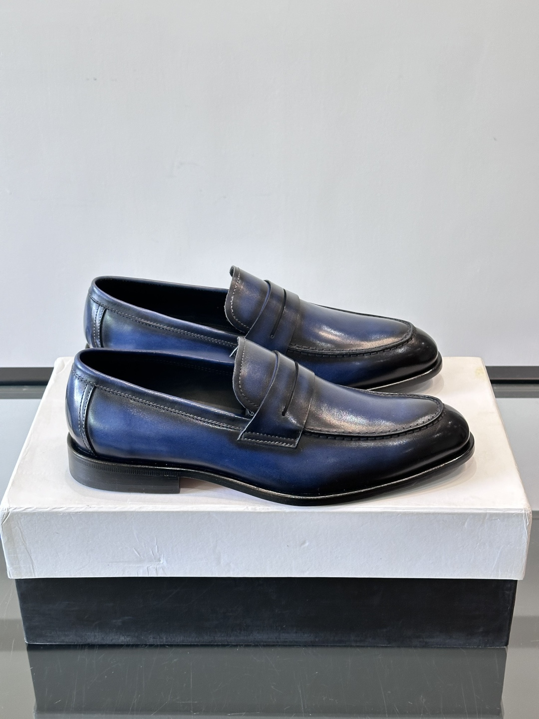 BERLUTI布鲁提男士商务正装皮鞋采用黑色光面软皮，鞋型修长，低调简约，适合搭配西装或休闲西裤。鞋底为