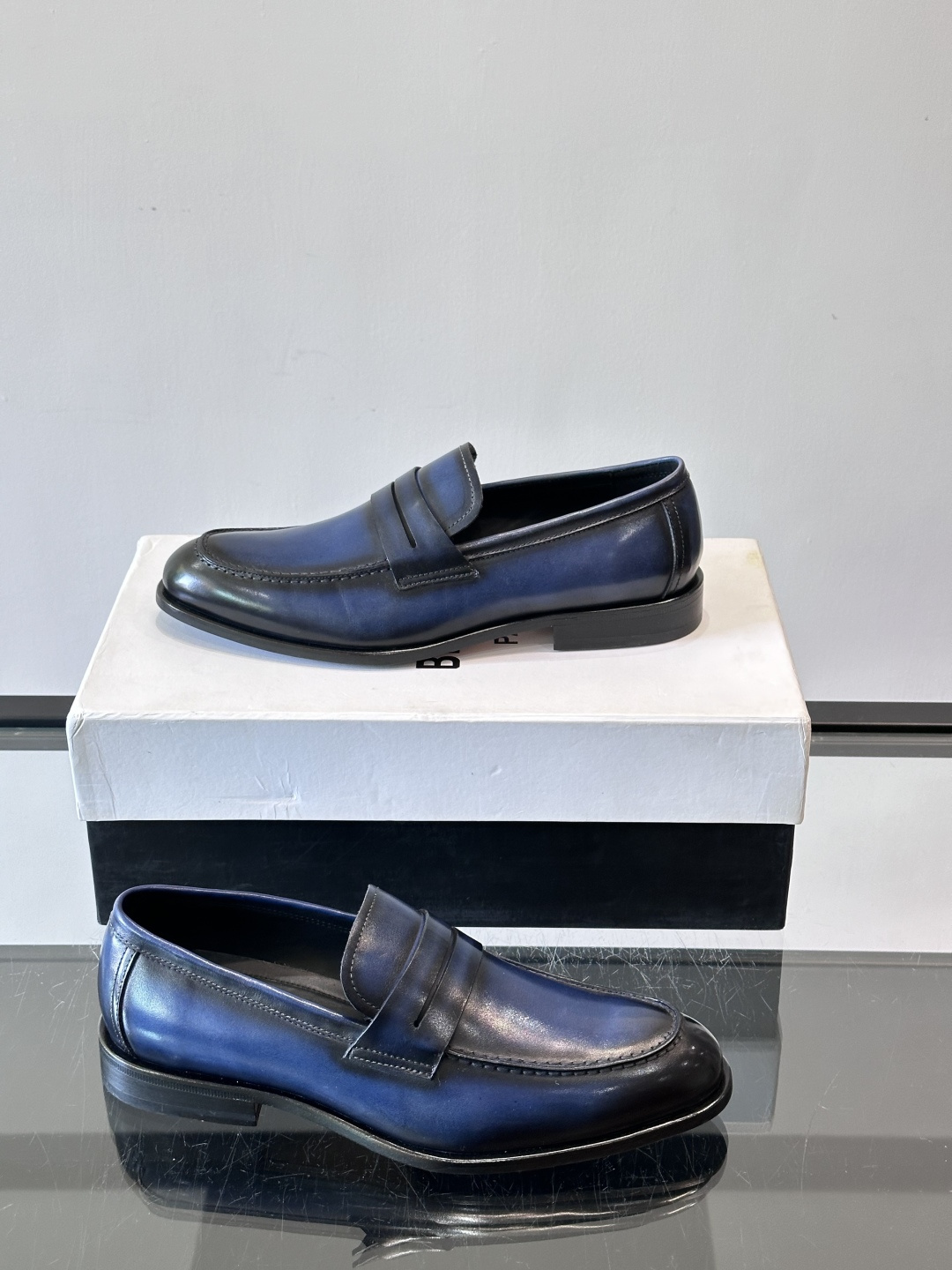 BERLUTI布鲁提男士商务正装皮鞋采用黑色光面软皮，鞋型修长，低调简约，适合搭配西装或休闲西裤。鞋底为