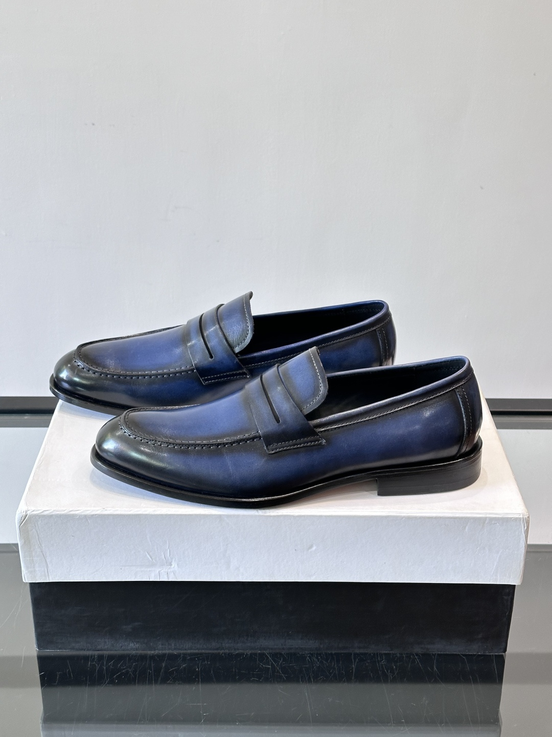 BERLUTI布鲁提男士商务正装皮鞋采用黑色光面软皮，鞋型修长，低调简约，适合搭配西装或休闲西裤。鞋底为