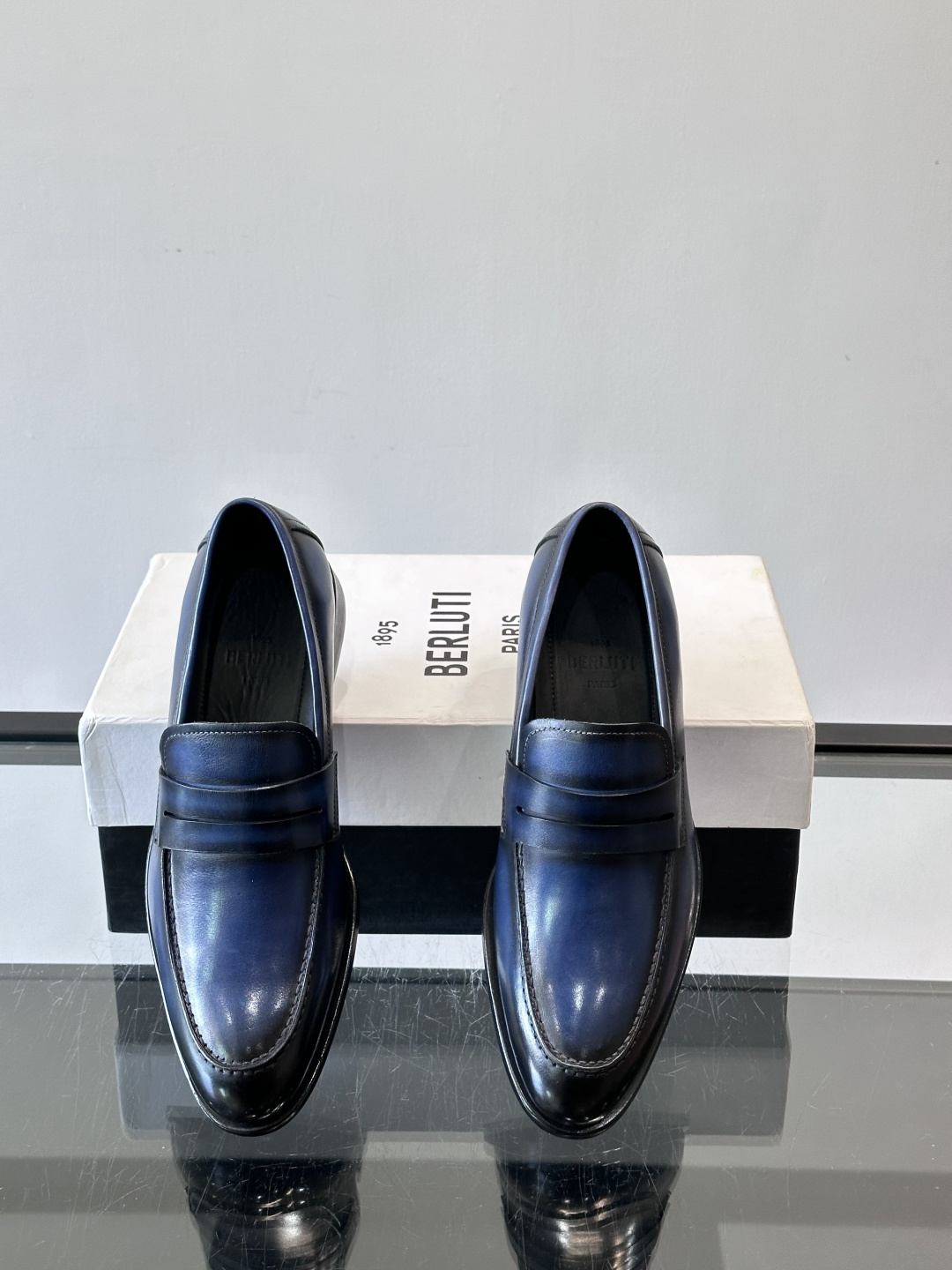 BERLUTI布鲁提男士商务正装皮鞋采用黑色光面软皮，鞋型修长，低调简约，适合搭配西装或休闲西裤。鞋底为