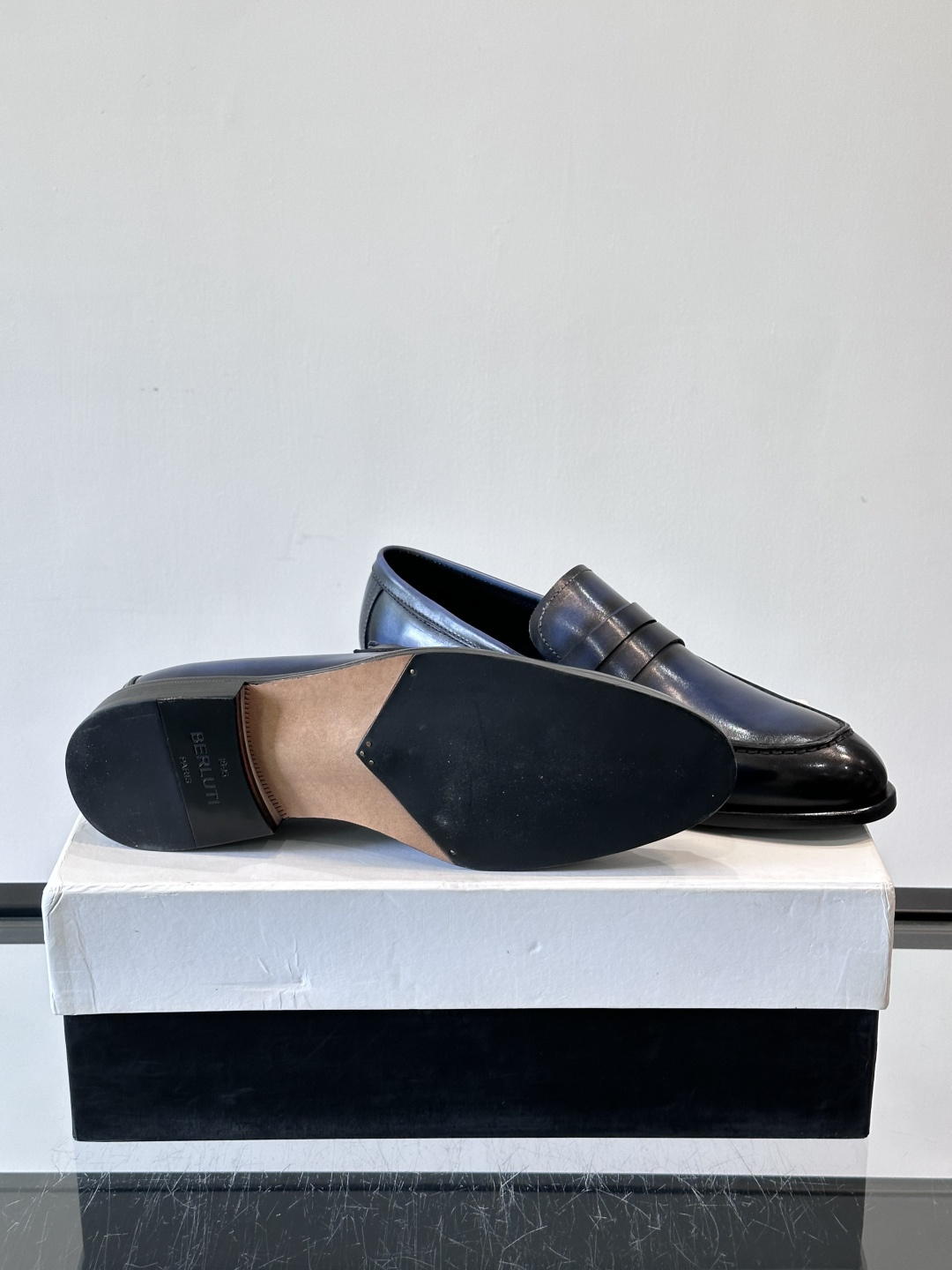 BERLUTI布鲁提男士商务正装皮鞋采用黑色光面软皮，鞋型修长，低调简约，适合搭配西装或休闲西裤。鞋底为