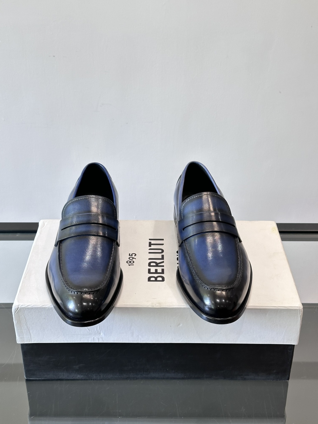 BERLUTI布鲁提男士商务正装皮鞋采用黑色光面软皮，鞋型修长，低调简约，适合搭配西装或休闲西裤。鞋底为