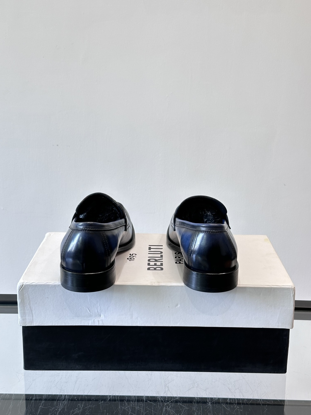 BERLUTI布鲁提男士商务正装皮鞋采用黑色光面软皮，鞋型修长，低调简约，适合搭配西装或休闲西裤。鞋底为