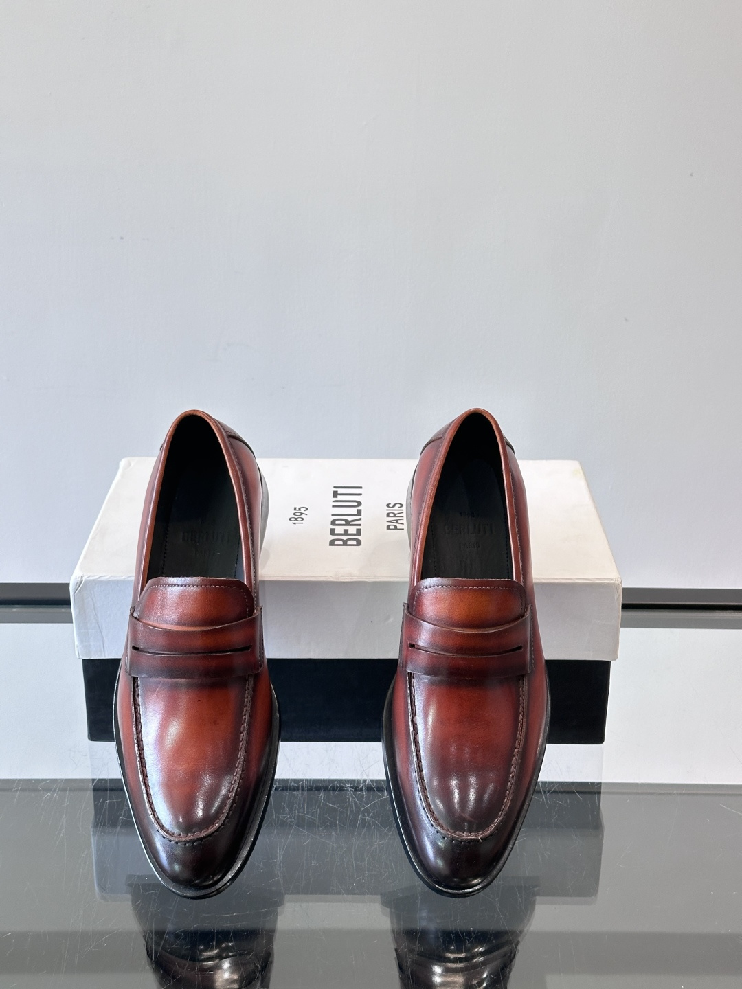 BERLUTI布鲁提男士商务正装皮鞋采用黑色光面软皮，鞋型修长，低调简约，适合搭配西装或休闲西裤。鞋底为