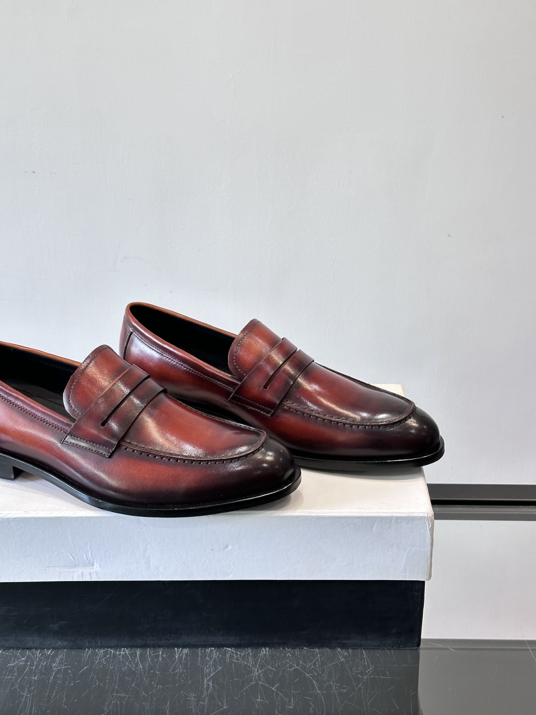 BERLUTI布鲁提男士商务正装皮鞋采用黑色光面软皮，鞋型修长，低调简约，适合搭配西装或休闲西裤。鞋底为