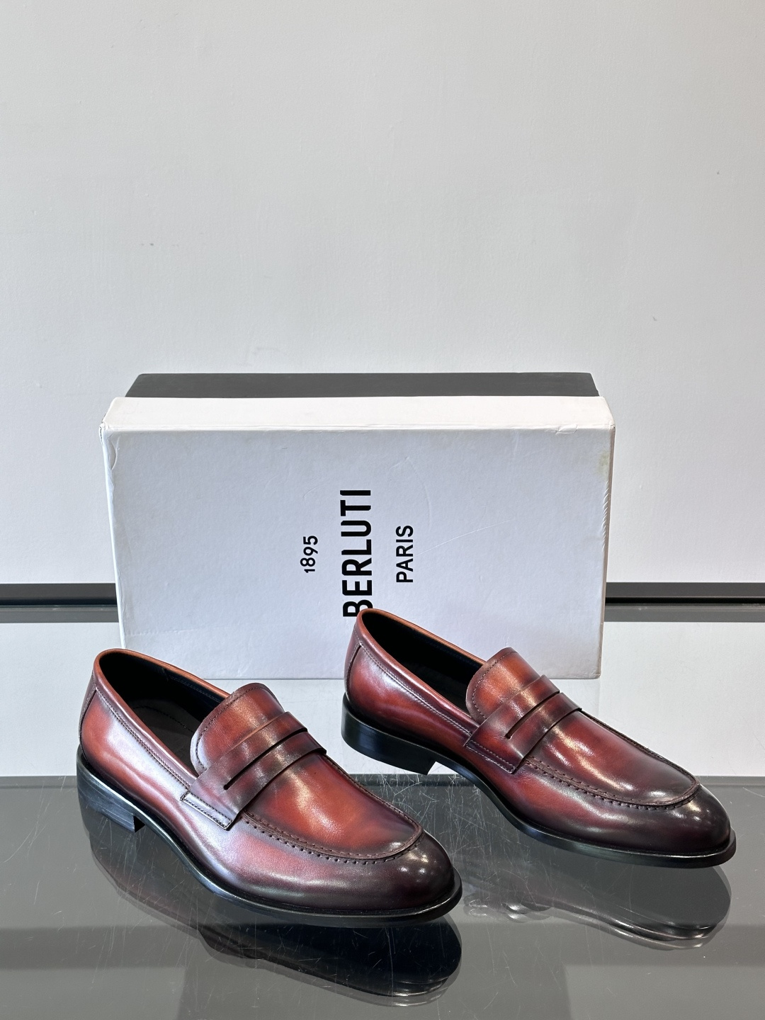 BERLUTI布鲁提男士商务正装皮鞋采用黑色光面软皮，鞋型修长，低调简约，适合搭配西装或休闲西裤。鞋底为