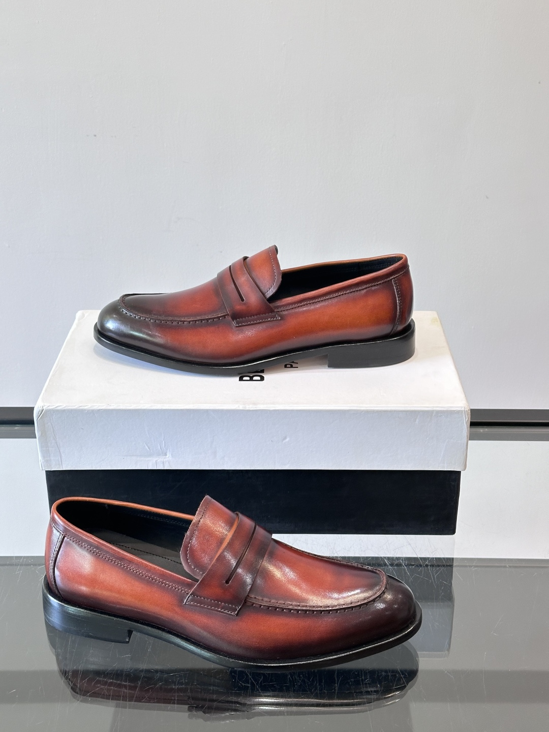 BERLUTI布鲁提男士商务正装皮鞋采用黑色光面软皮，鞋型修长，低调简约，适合搭配西装或休闲西裤。鞋底为