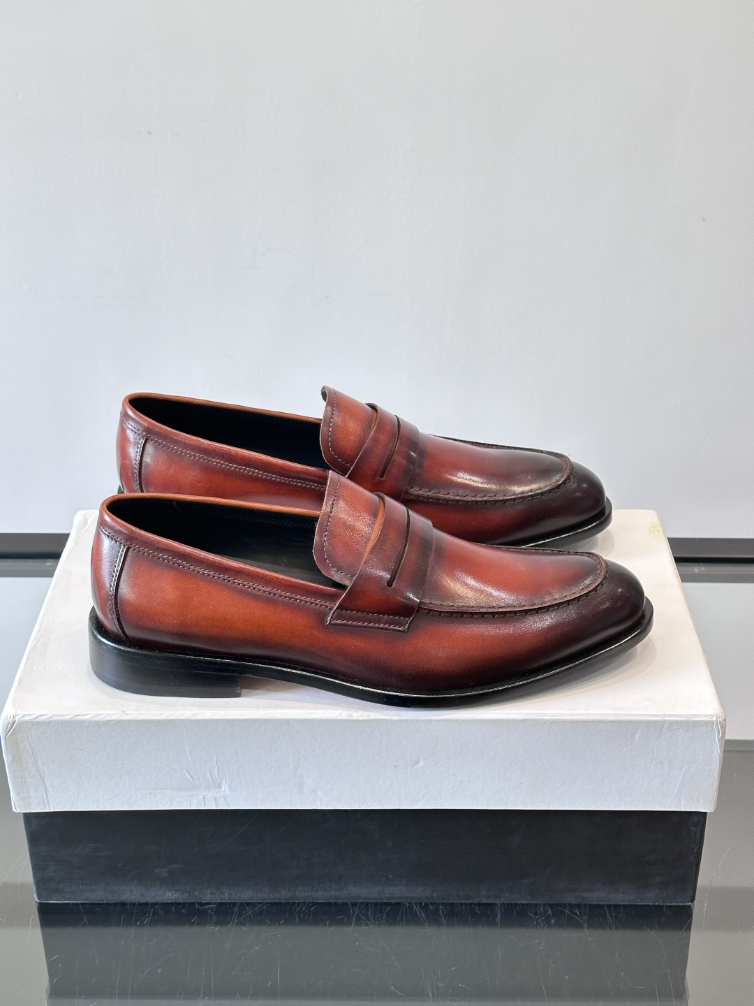 BERLUTI布鲁提男士商务正装皮鞋采用黑色光面软皮，鞋型修长，低调简约，适合搭配西装或休闲西裤。鞋底为