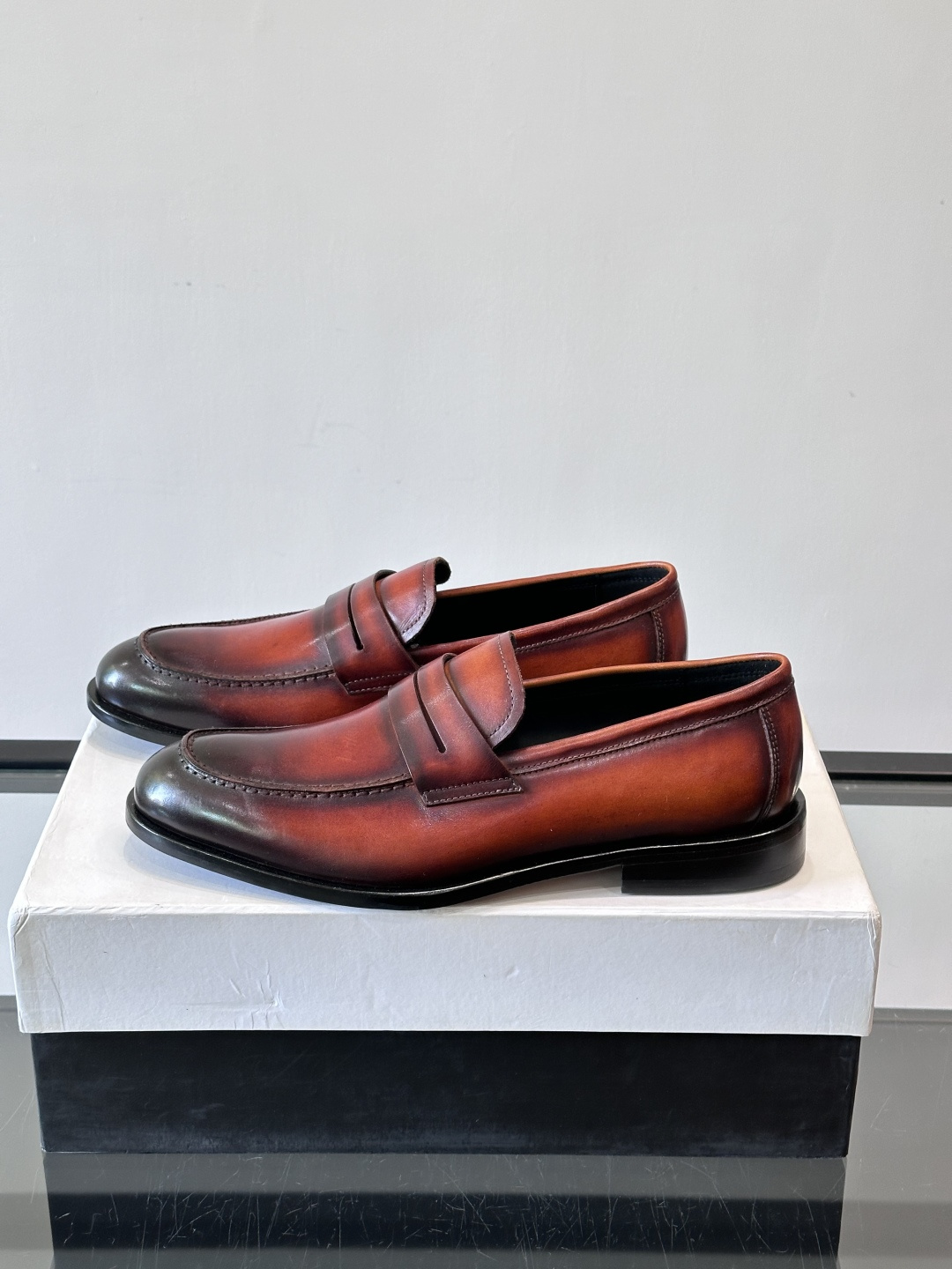 BERLUTI布鲁提男士商务正装皮鞋采用黑色光面软皮，鞋型修长，低调简约，适合搭配西装或休闲西裤。鞋底为