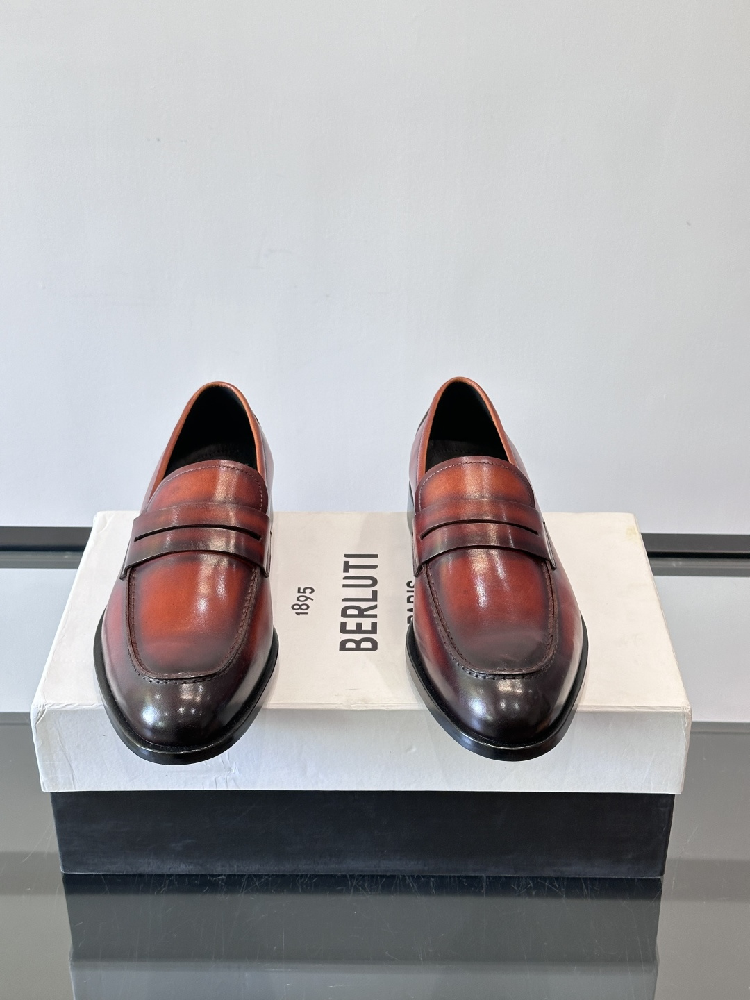 BERLUTI布鲁提男士商务正装皮鞋采用黑色光面软皮，鞋型修长，低调简约，适合搭配西装或休闲西裤。鞋底为