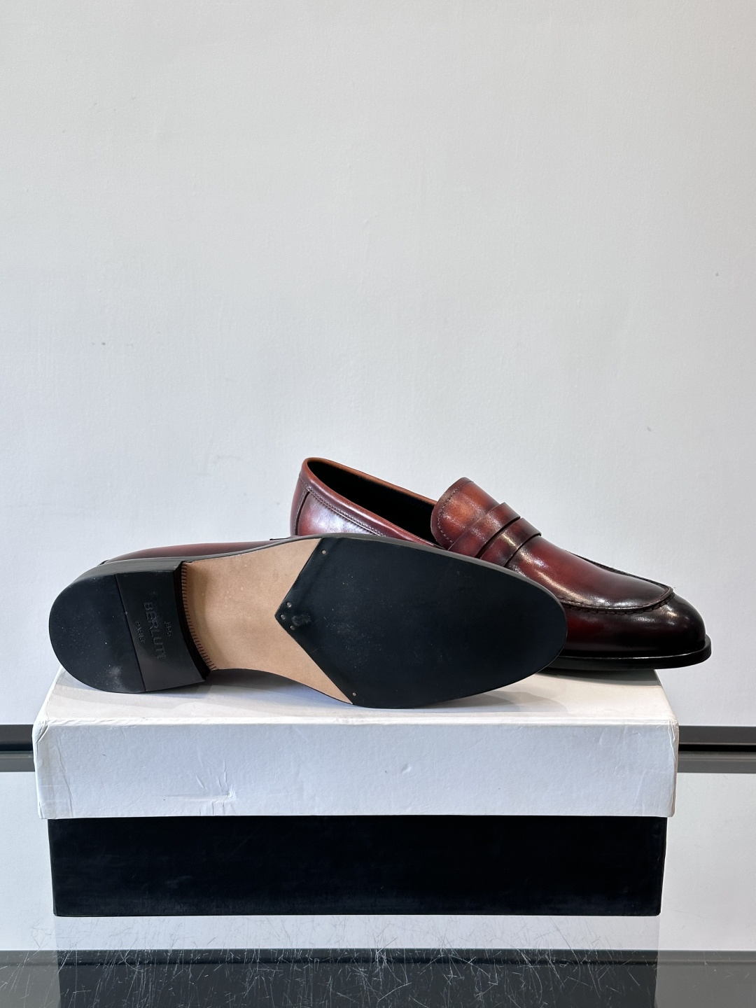 BERLUTI布鲁提男士商务正装皮鞋采用黑色光面软皮，鞋型修长，低调简约，适合搭配西装或休闲西裤。鞋底为