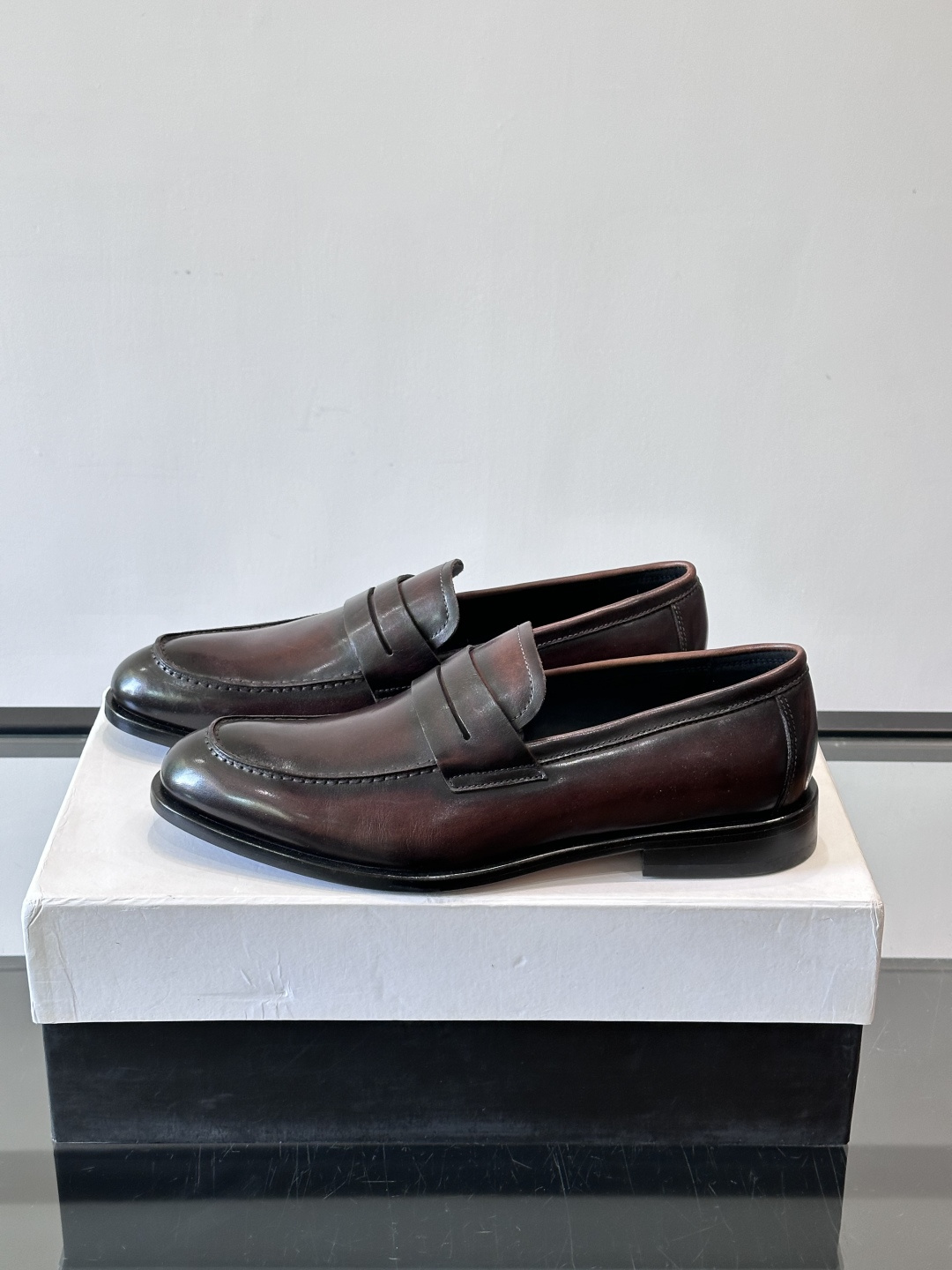 BERLUTI布鲁提男士商务正装皮鞋采用黑色光面软皮，鞋型修长，低调简约，适合搭配西装或休闲西裤。鞋底为