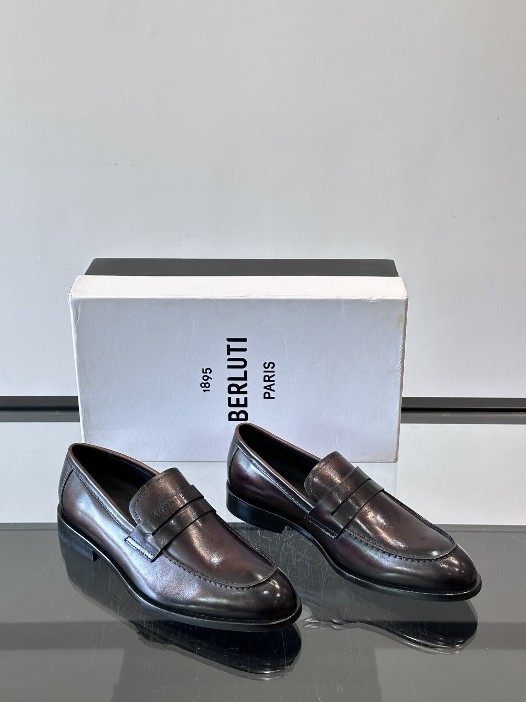 BERLUTI布鲁提男士商务正装皮鞋采用黑色光面软皮，鞋型修长，低调简约，适合搭配西装或休闲西裤。鞋底为