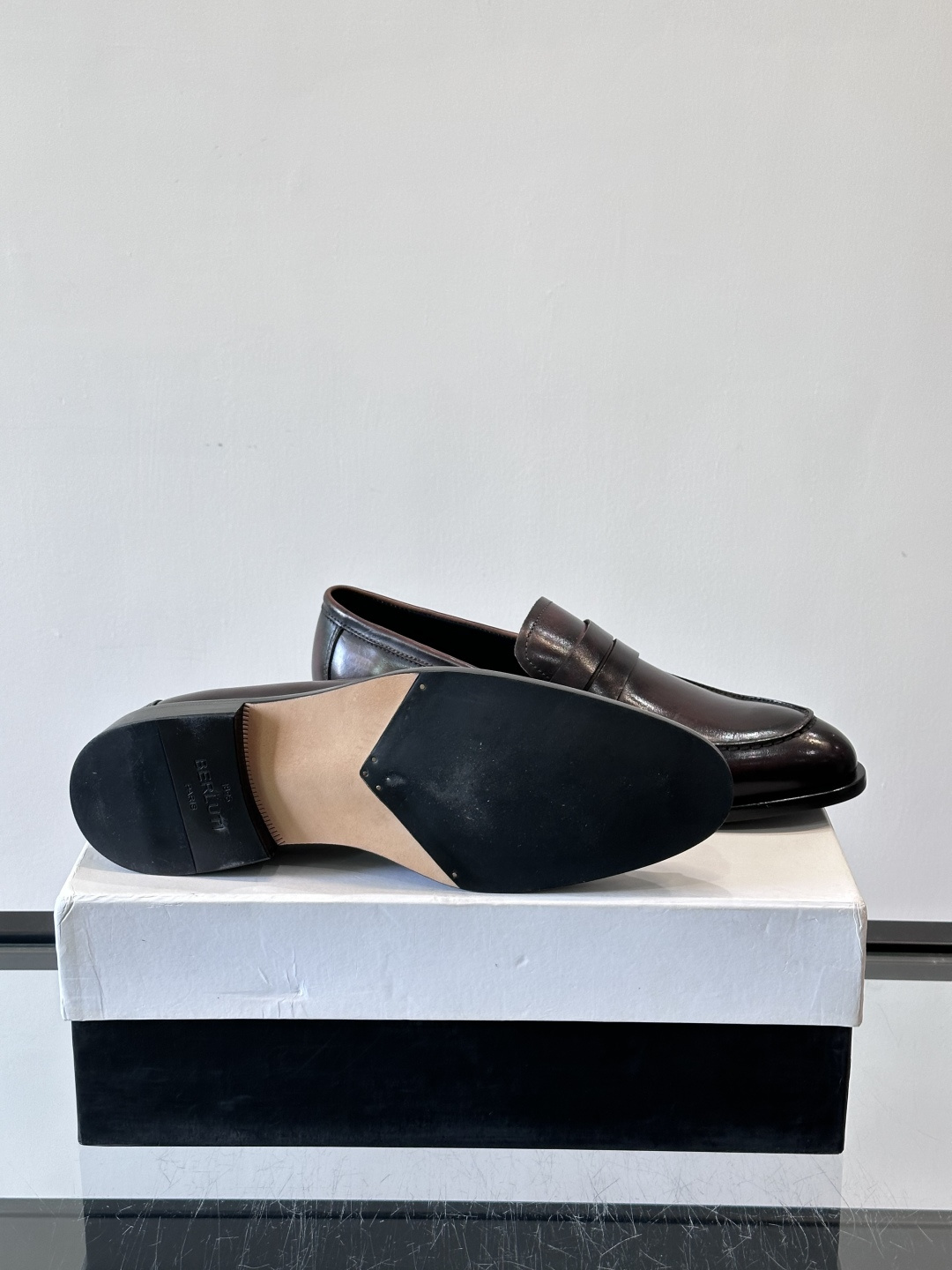 BERLUTI布鲁提男士商务正装皮鞋采用黑色光面软皮，鞋型修长，低调简约，适合搭配西装或休闲西裤。鞋底为