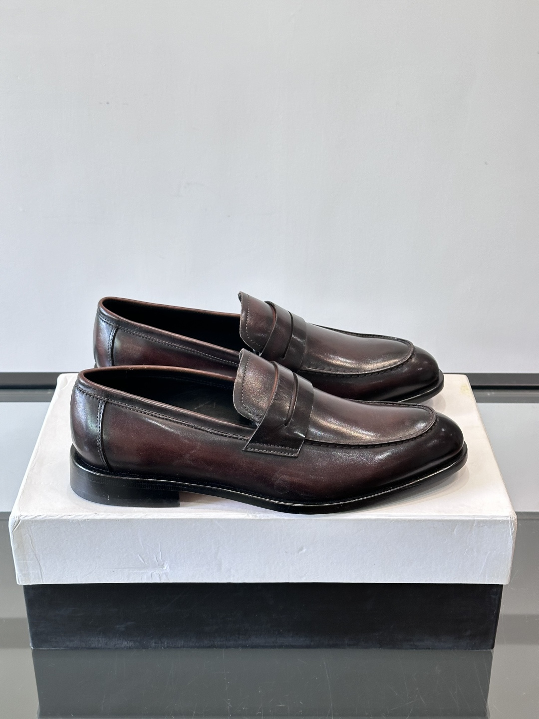 BERLUTI布鲁提男士商务正装皮鞋采用黑色光面软皮，鞋型修长，低调简约，适合搭配西装或休闲西裤。鞋底为