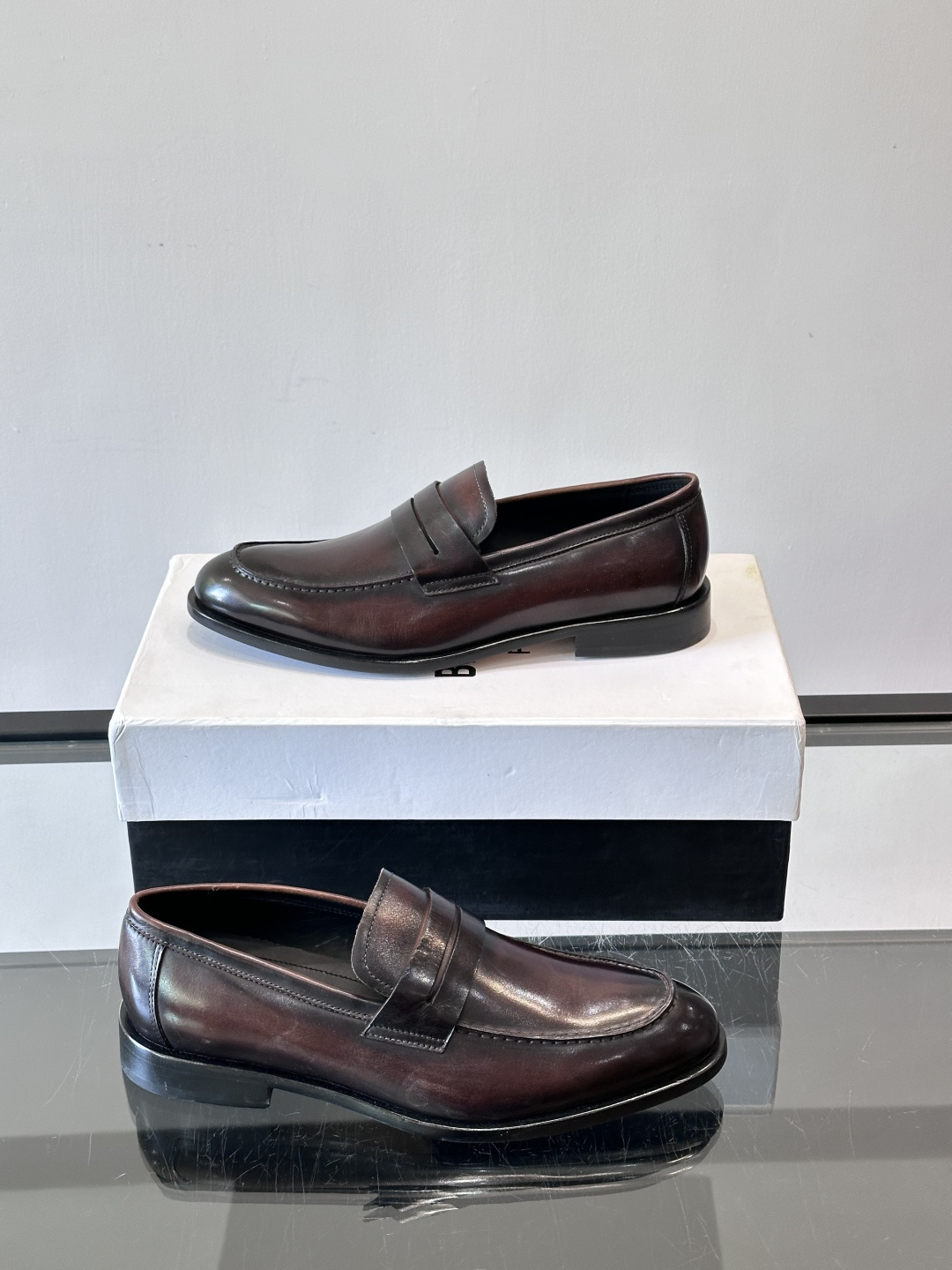 BERLUTI布鲁提男士商务正装皮鞋采用黑色光面软皮，鞋型修长，低调简约，适合搭配西装或休闲西裤。鞋底为