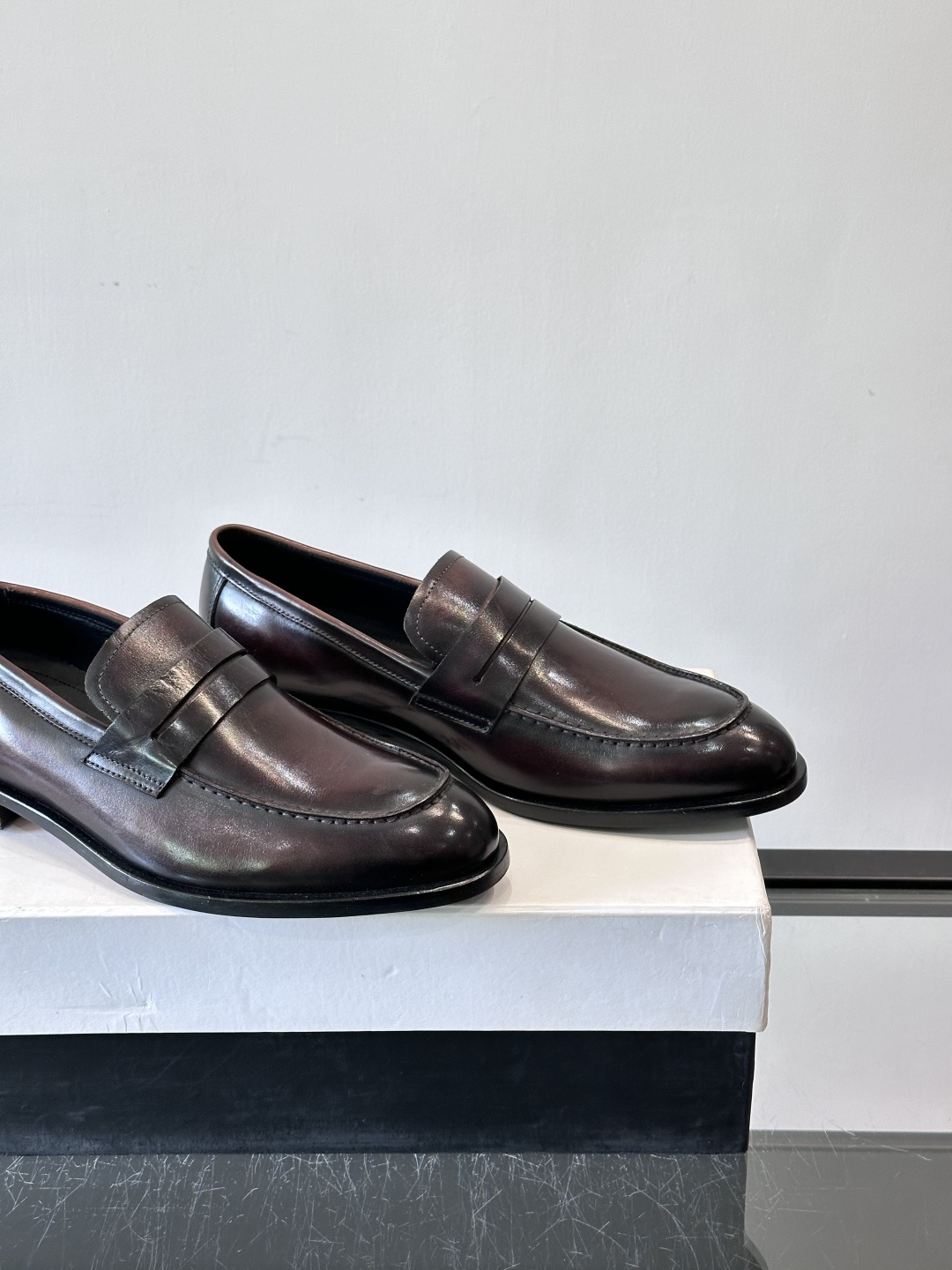 BERLUTI布鲁提男士商务正装皮鞋采用黑色光面软皮，鞋型修长，低调简约，适合搭配西装或休闲西裤。鞋底为