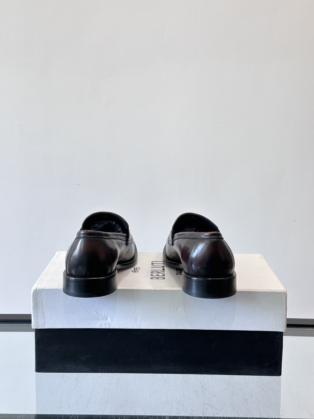 BERLUTI布鲁提男士商务正装皮鞋采用黑色光面软皮，鞋型修长，低调简约，适合搭配西装或休闲西裤。鞋底为