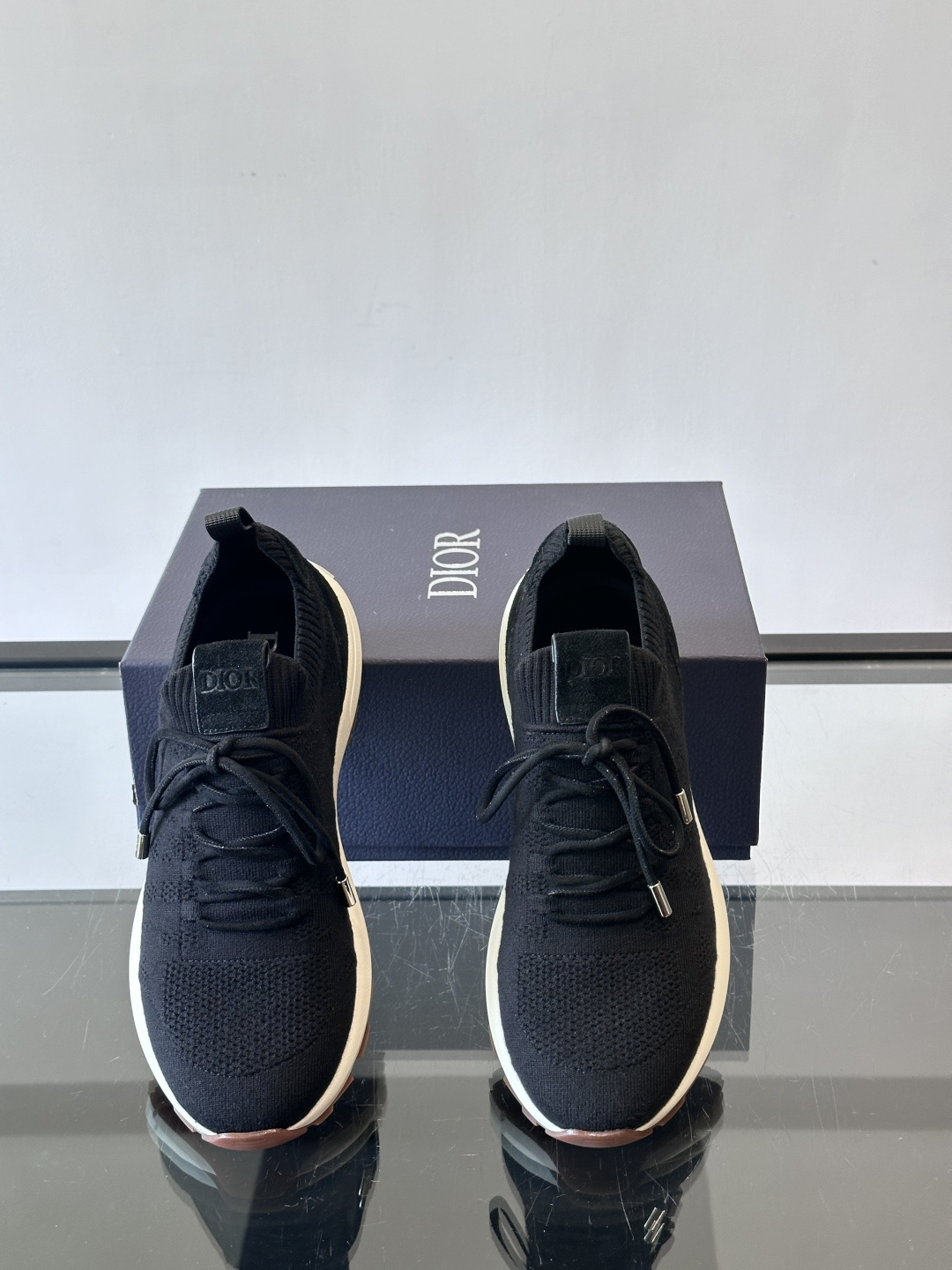 Dior B80运动鞋是迪奥男士系列新品，主打舒适与时尚。鞋面采用透气网布+织物拼接，轻盈又贴合脚型，日