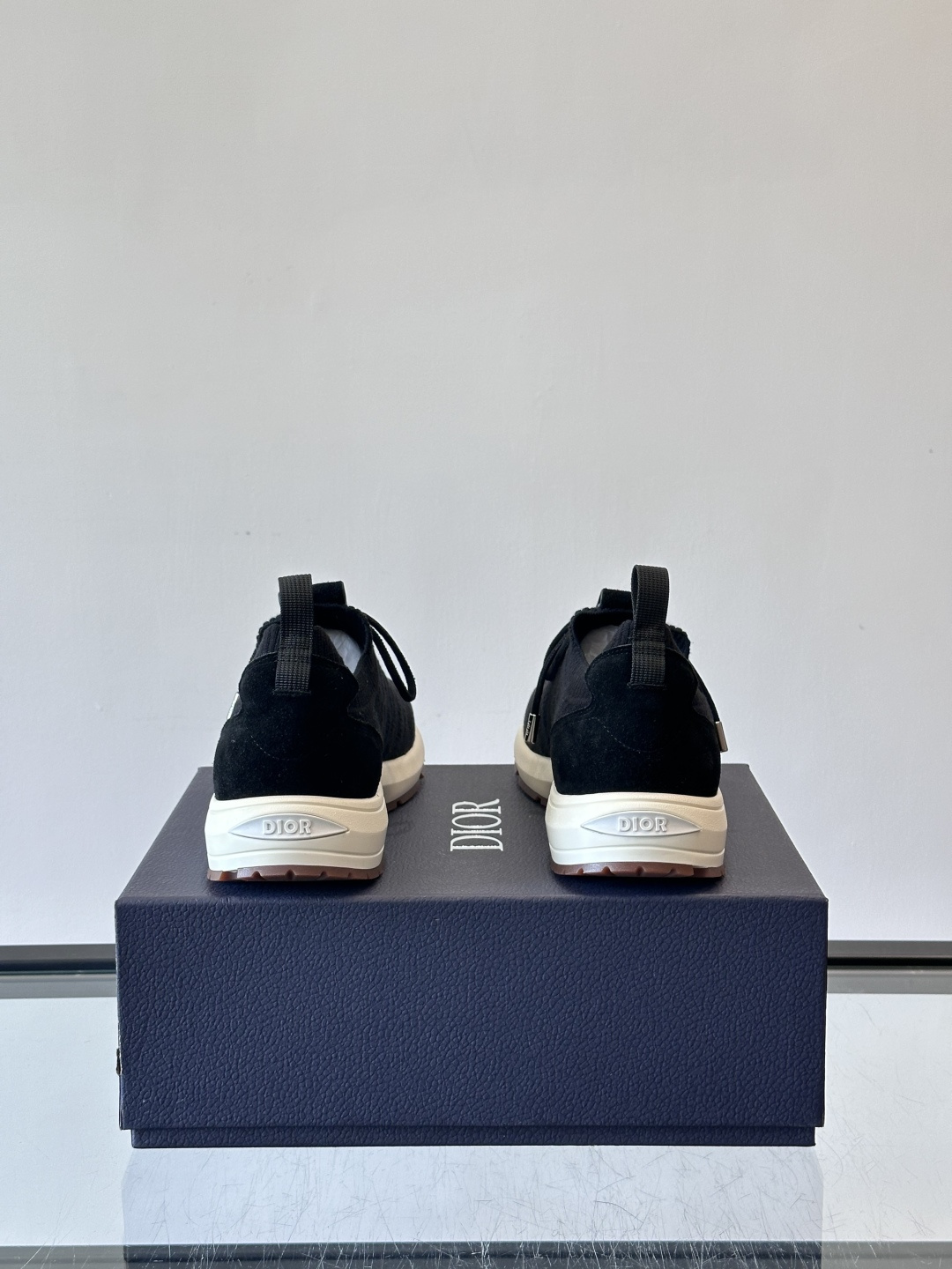 Dior B80运动鞋是迪奥男士系列新品，主打舒适与时尚。鞋面采用透气网布+织物拼接，轻盈又贴合脚型，日