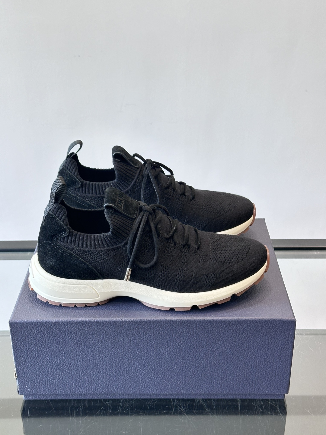 Dior B80运动鞋是迪奥男士系列新品，主打舒适与时尚。鞋面采用透气网布+织物拼接，轻盈又贴合脚型，日